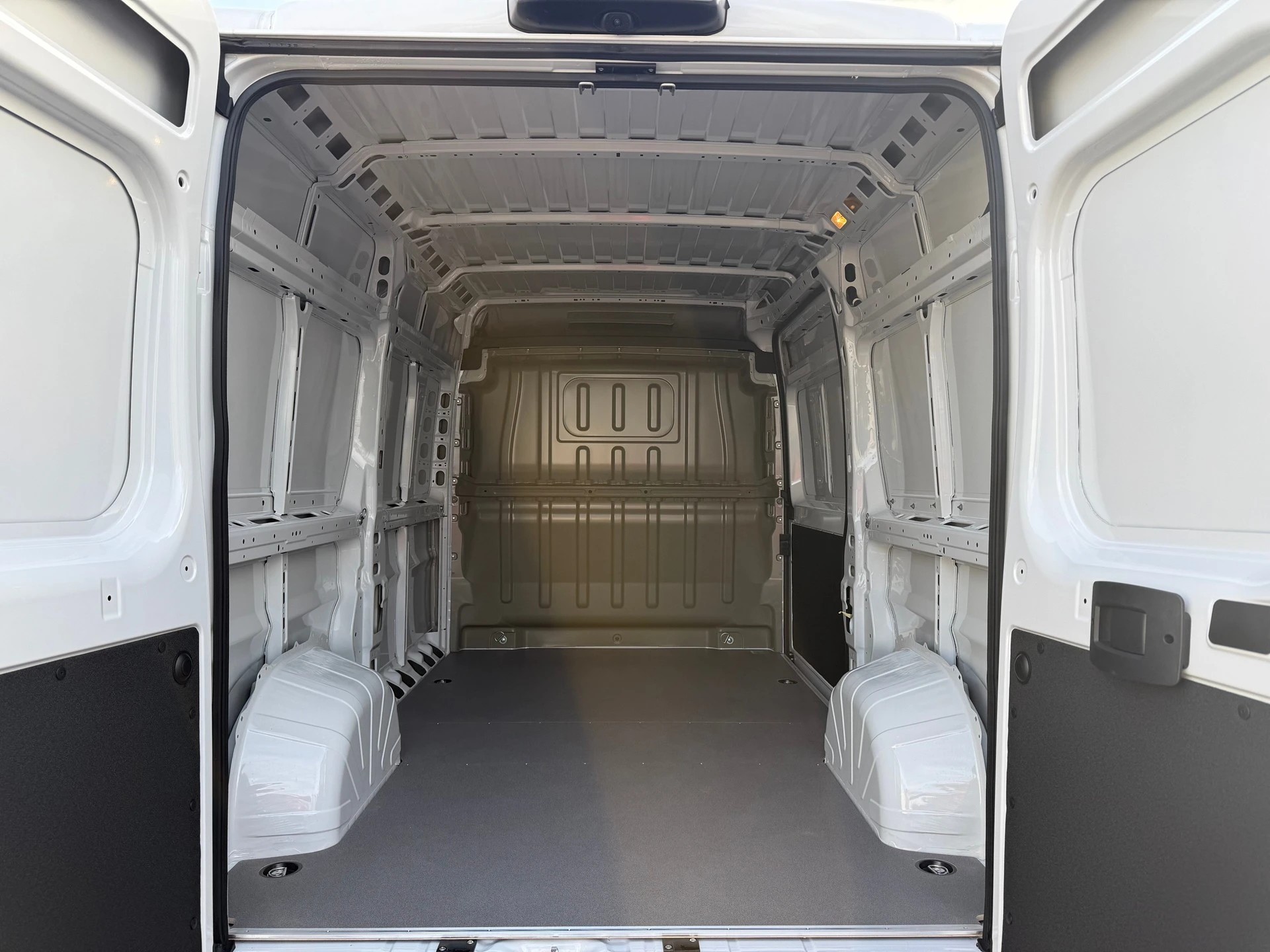 PEUGEOT Boxer 335 2.2 BlueHDI 140 L2H2 neues Interieur-image-9