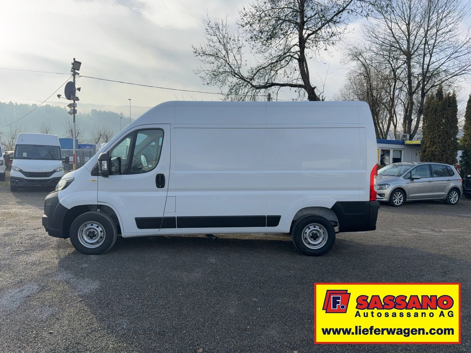 PEUGEOT Boxer 335 2.2 BlueHDI 140 L2H2 neues Interieur-image-2