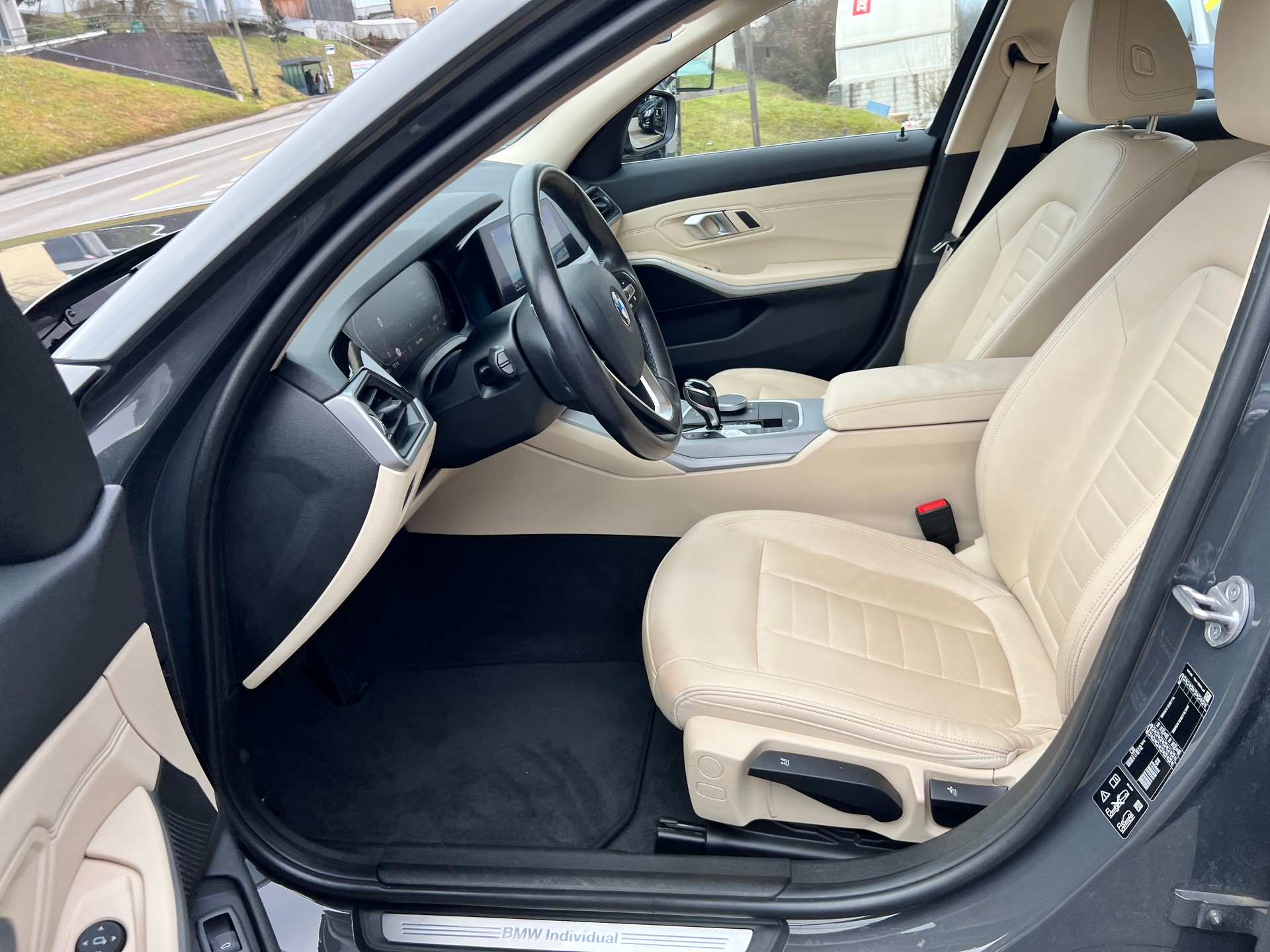BMW BMW 320d xDrive 48V Touring Individual Steptronic-image-10