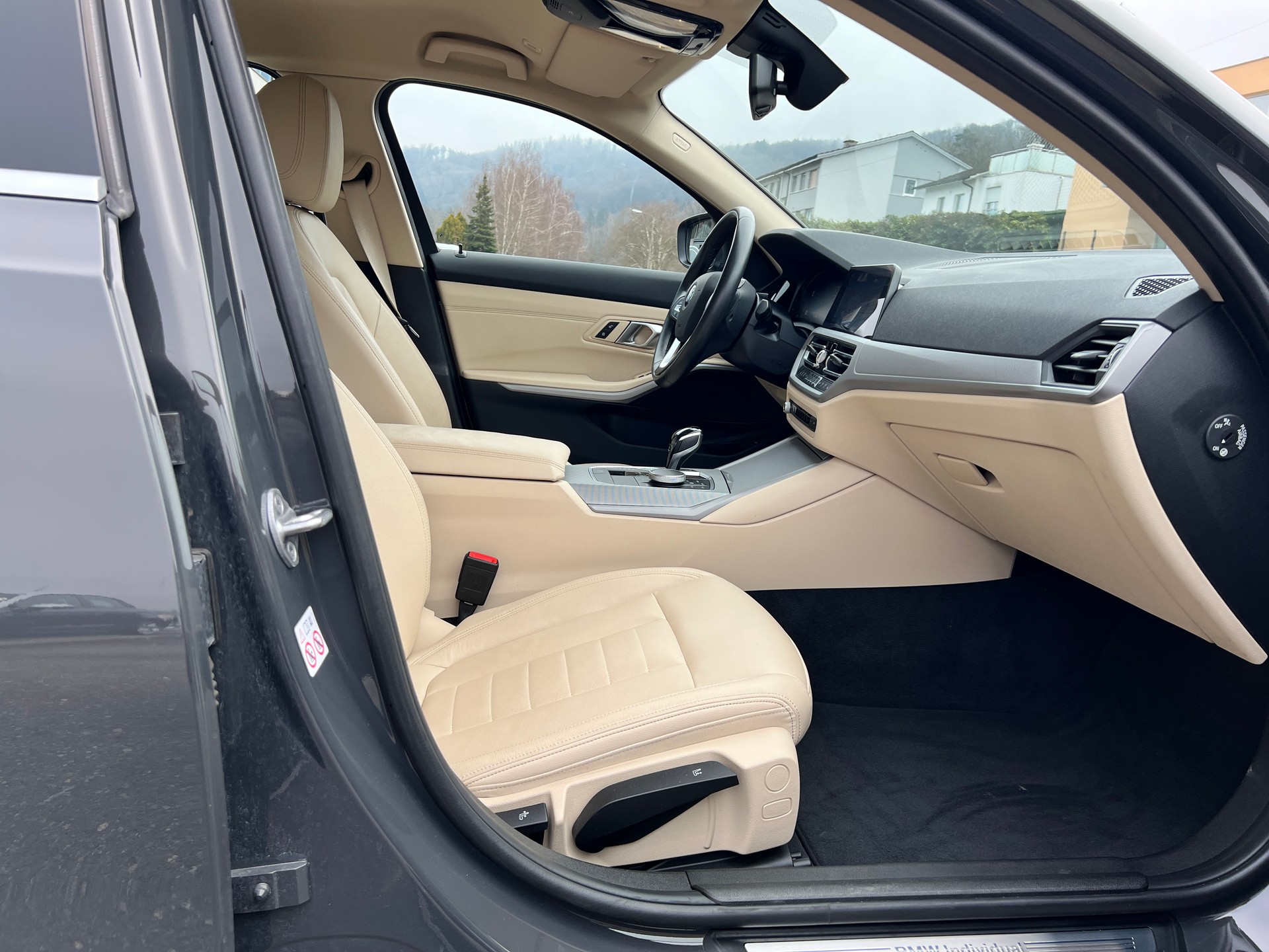 BMW BMW 320d xDrive 48V Touring Individual Steptronic-image-12