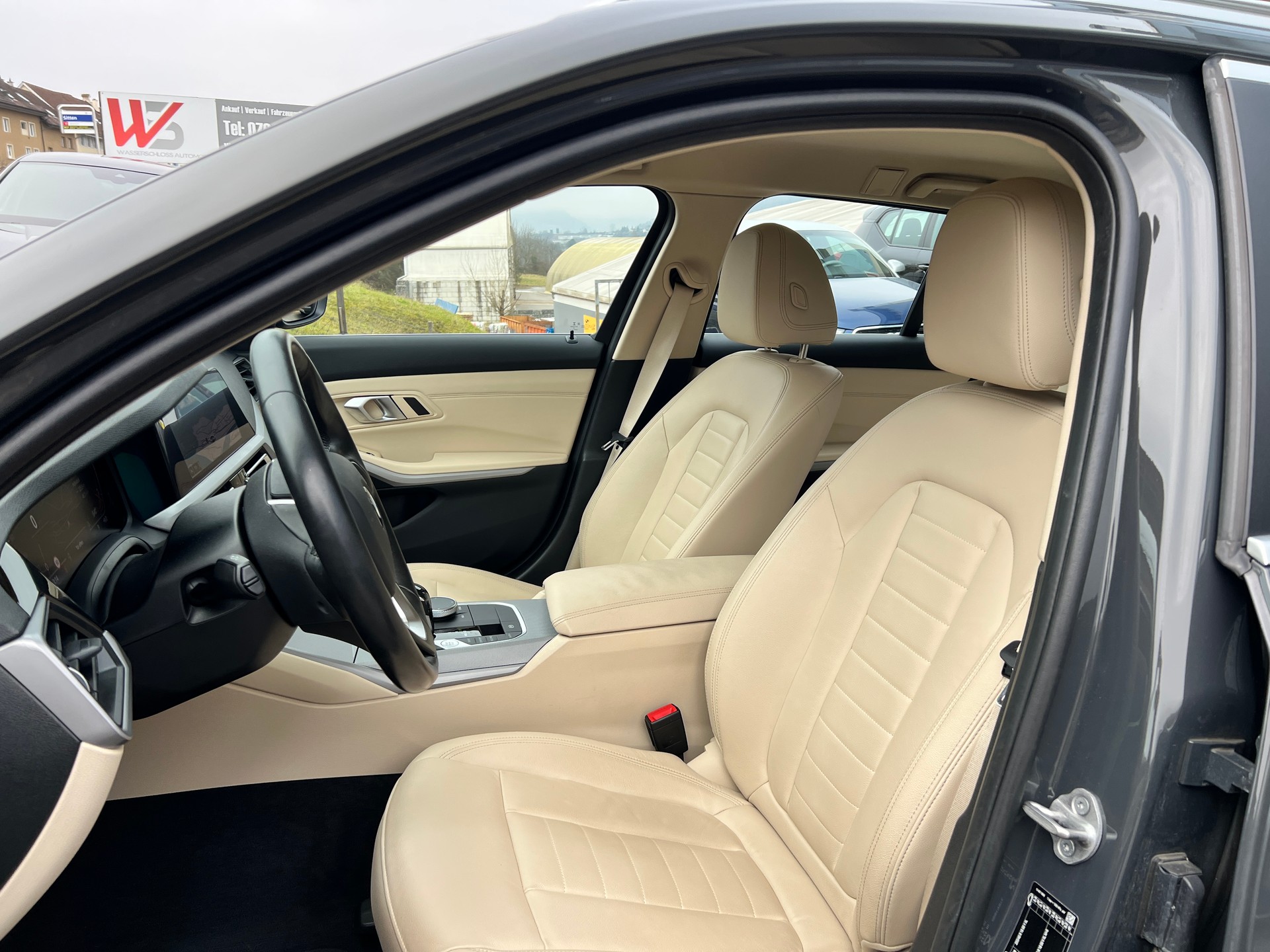 BMW BMW 320d xDrive 48V Touring Individual Steptronic-image-11