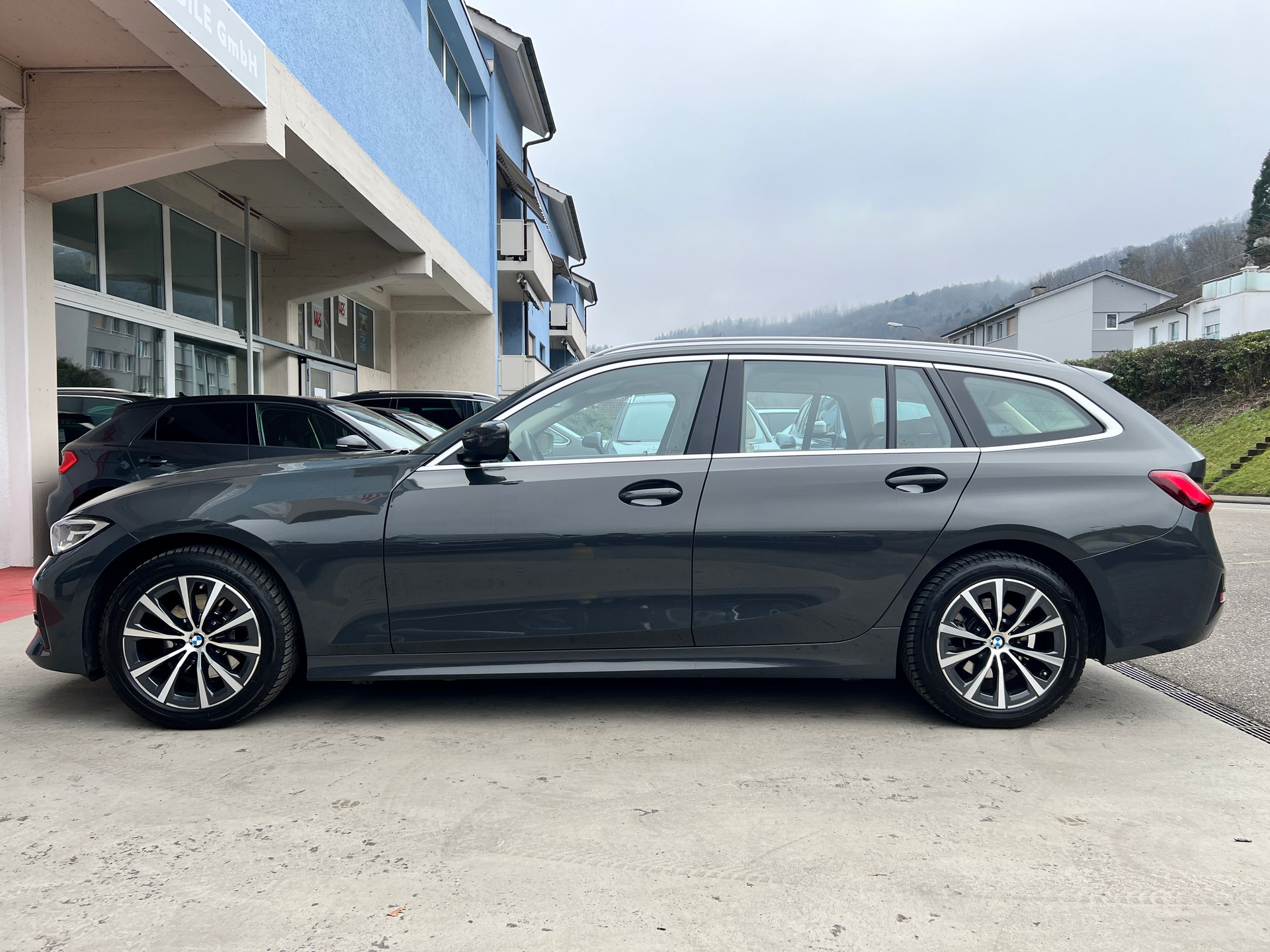 BMW BMW 320d xDrive 48V Touring Individual Steptronic-image-21