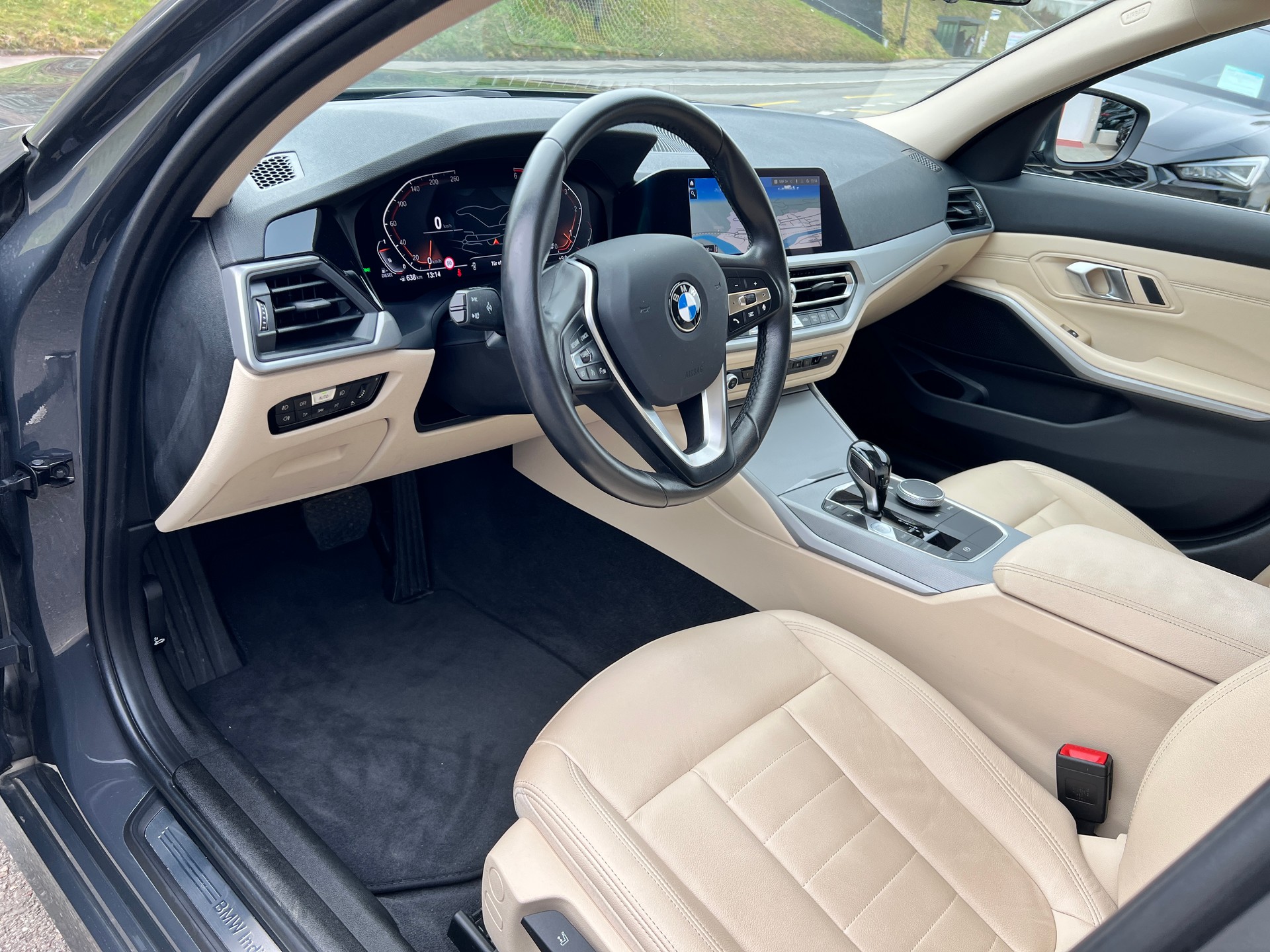BMW BMW 320d xDrive 48V Touring Individual Steptronic-image-8