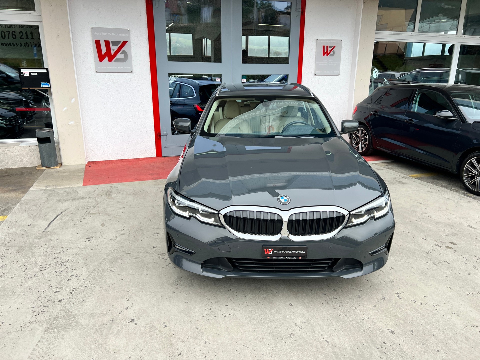 BMW BMW 320d xDrive 48V Touring Individual Steptronic-image-4