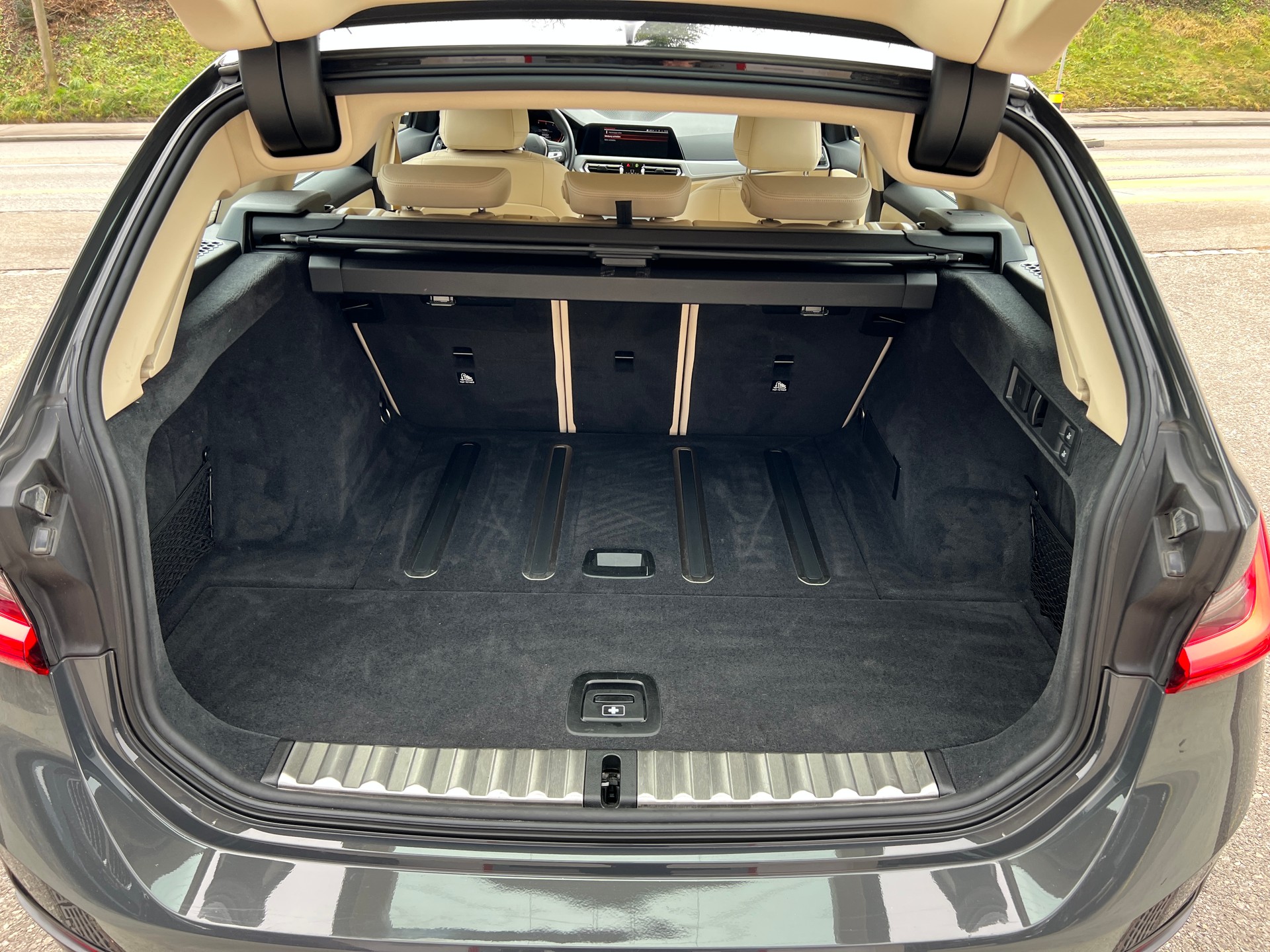 BMW BMW 320d xDrive 48V Touring Individual Steptronic-image-29