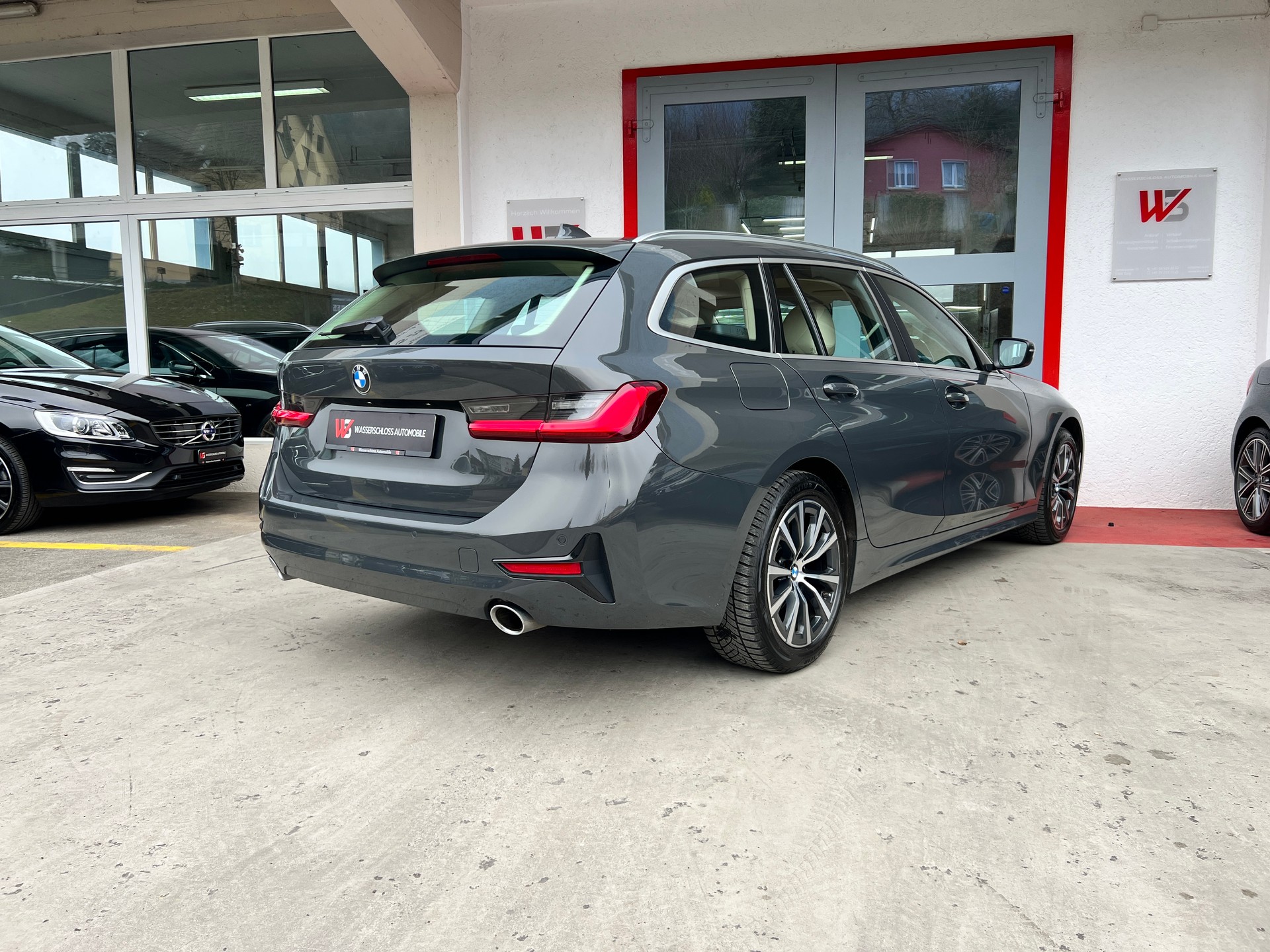 BMW BMW 320d xDrive 48V Touring Individual Steptronic-image-6