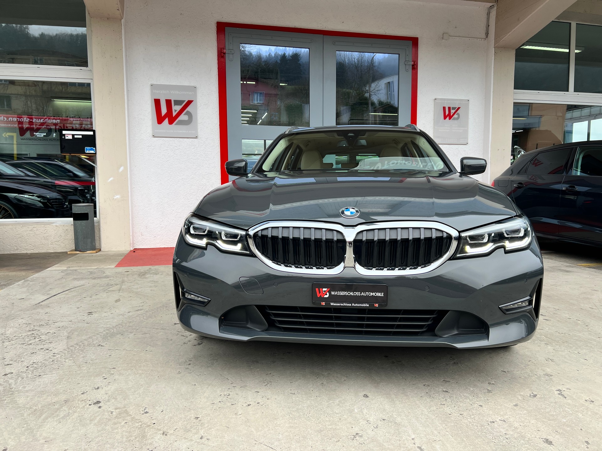 BMW BMW 320d xDrive 48V Touring Individual Steptronic-image-1