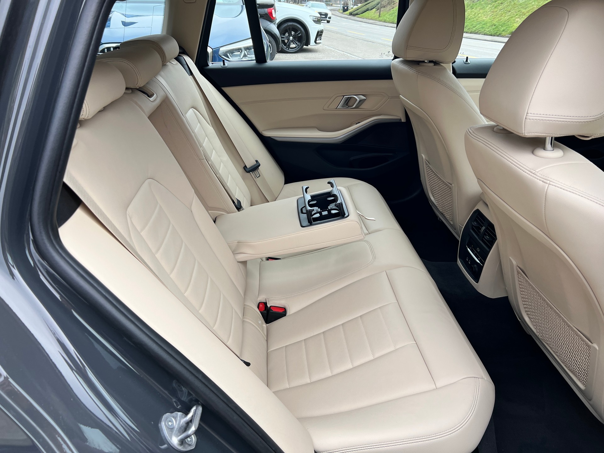 BMW BMW 320d xDrive 48V Touring Individual Steptronic-image-14
