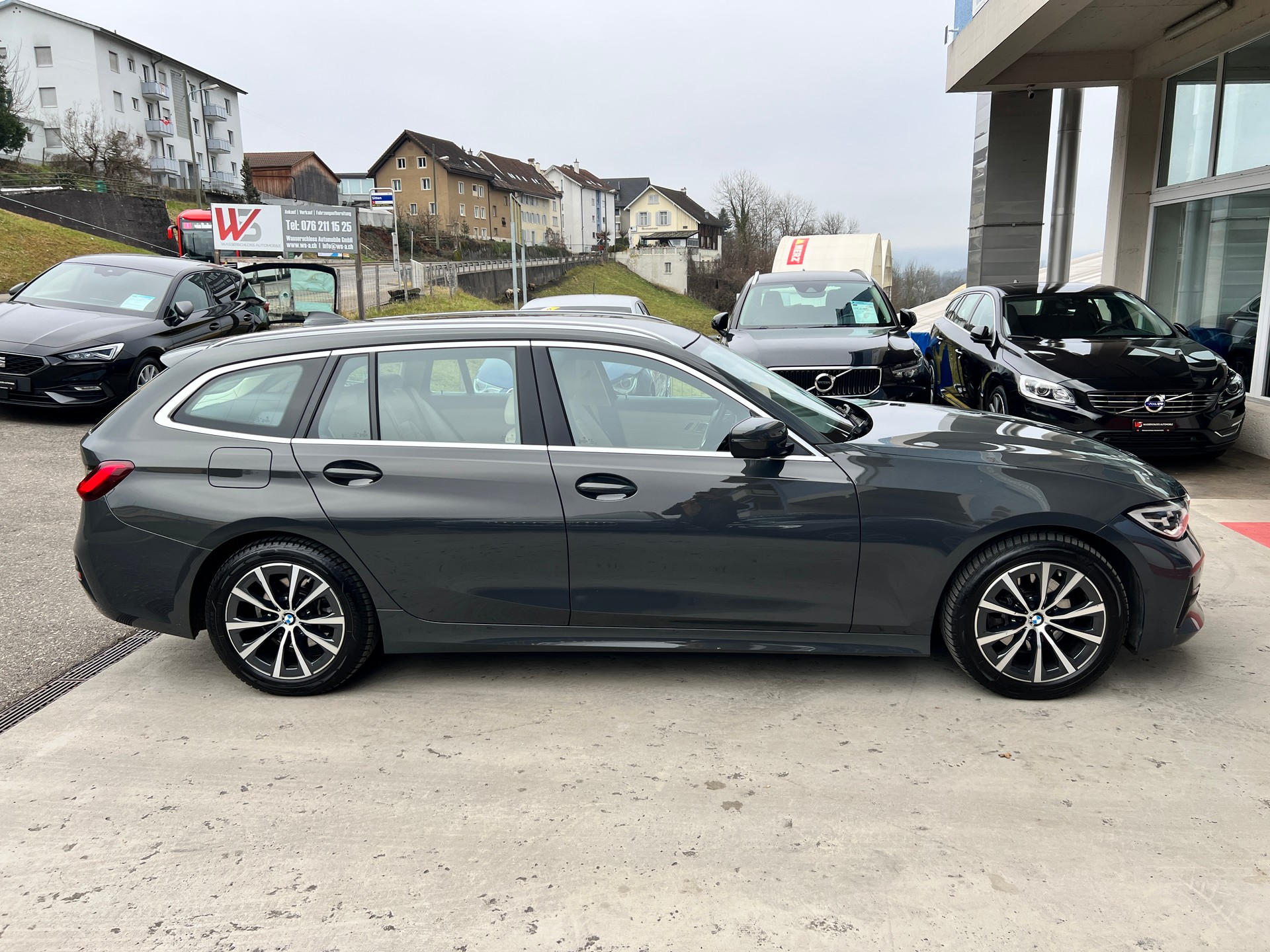 BMW BMW 320d xDrive 48V Touring Individual Steptronic-image-22