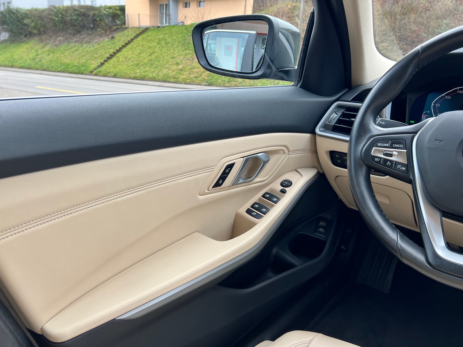 BMW BMW 320d xDrive 48V Touring Individual Steptronic-image-15