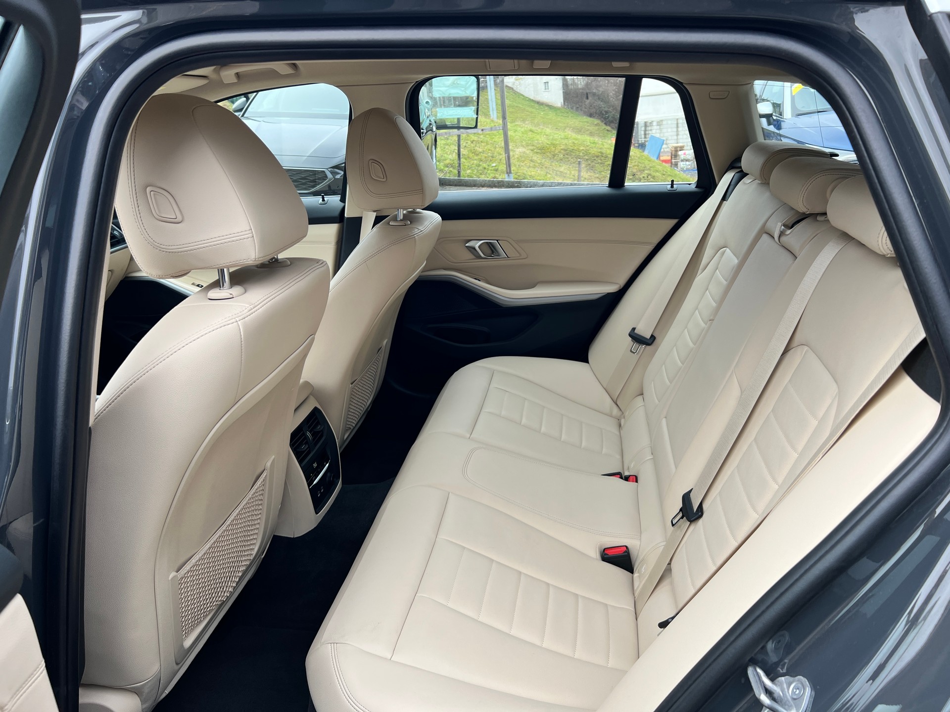 BMW BMW 320d xDrive 48V Touring Individual Steptronic-image-13