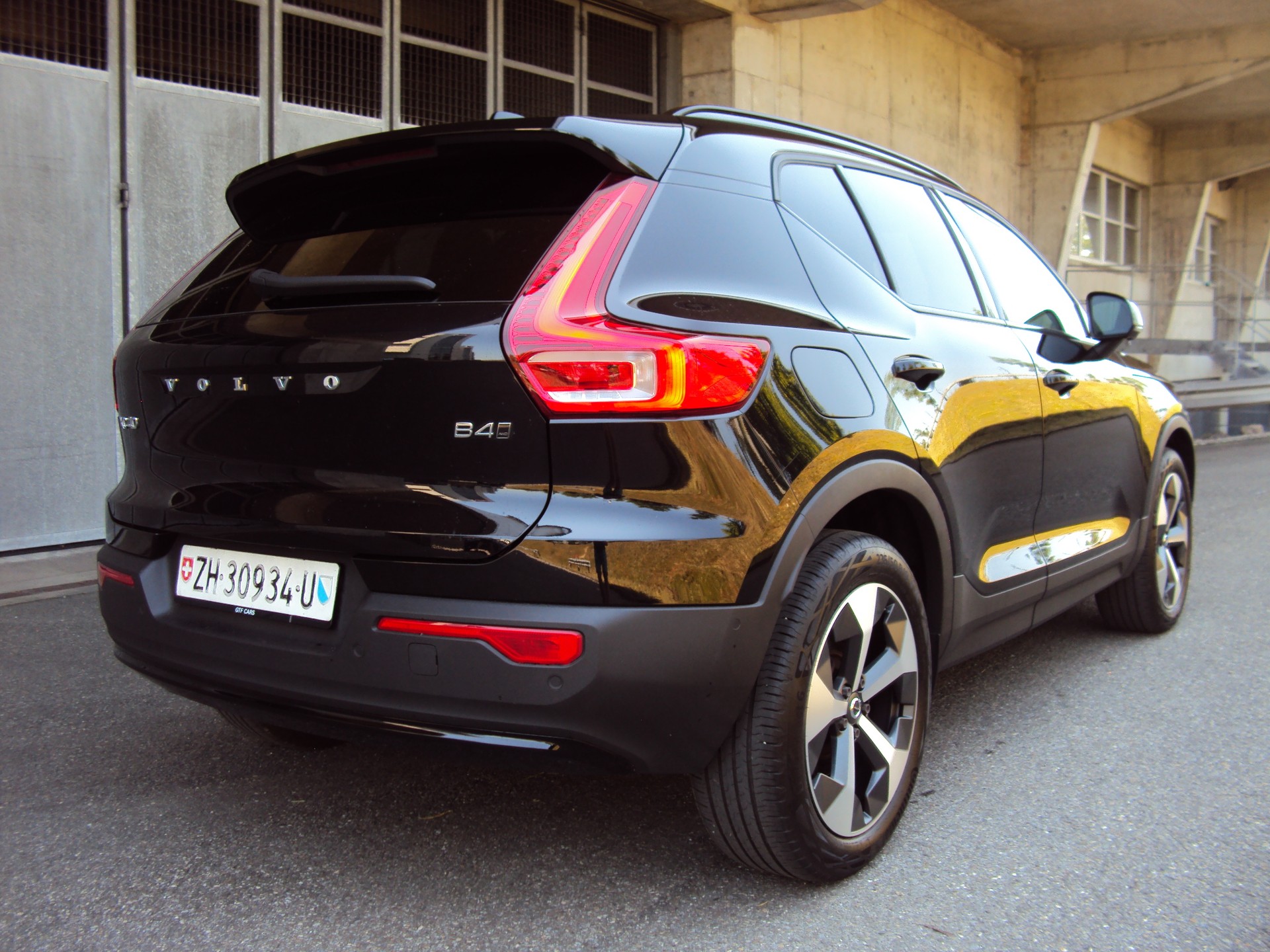 VOLVO XC40 B4 Benzin Mild Hybrid AWD Ultim. Dark DCT-image-4