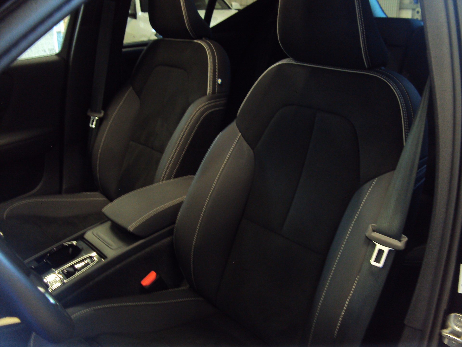 VOLVO XC40 B4 Benzin Mild Hybrid AWD Ultim. Dark DCT-image-9
