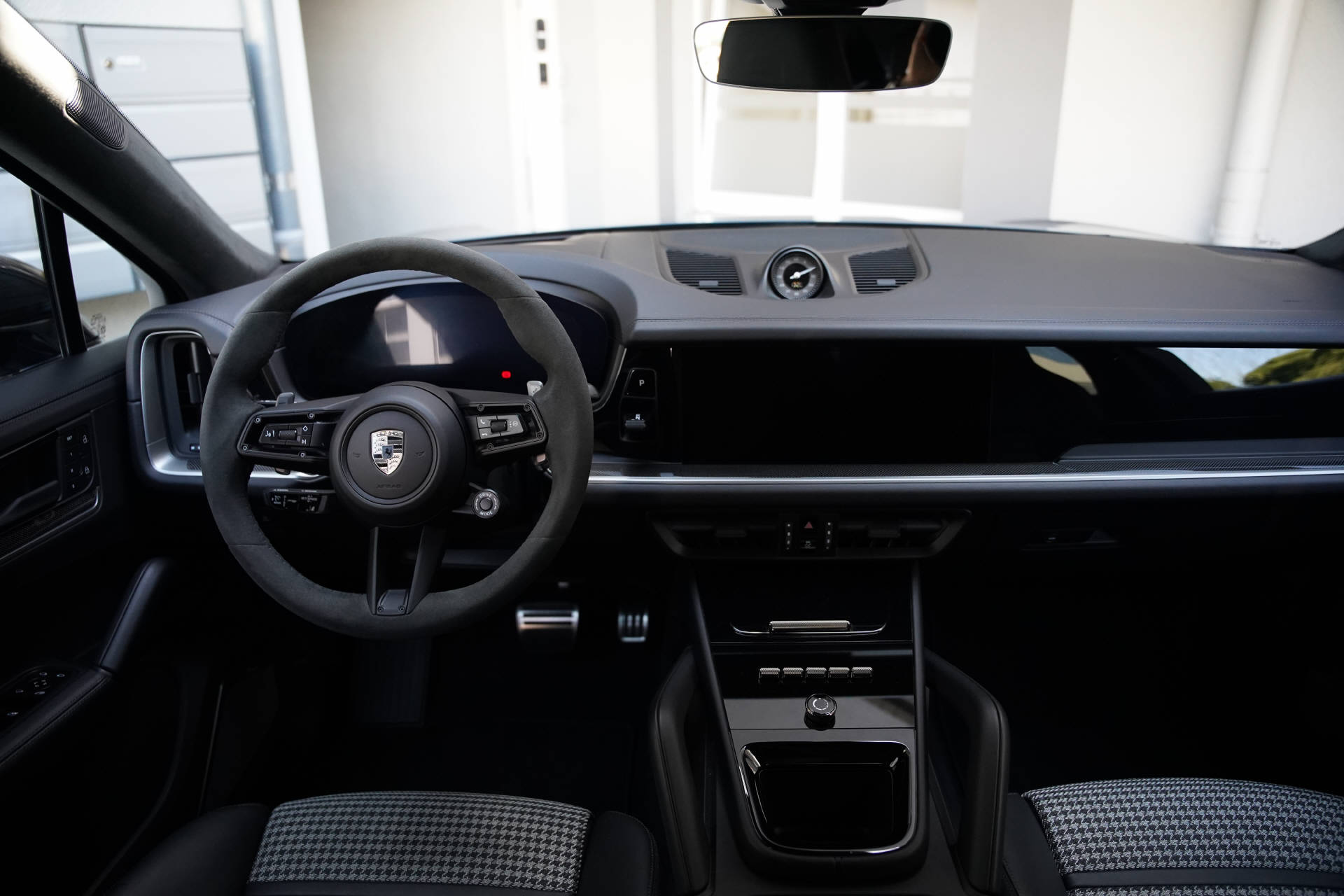 PORSCHE Cayenne Turbo E-Hybrid Coupé-image-11