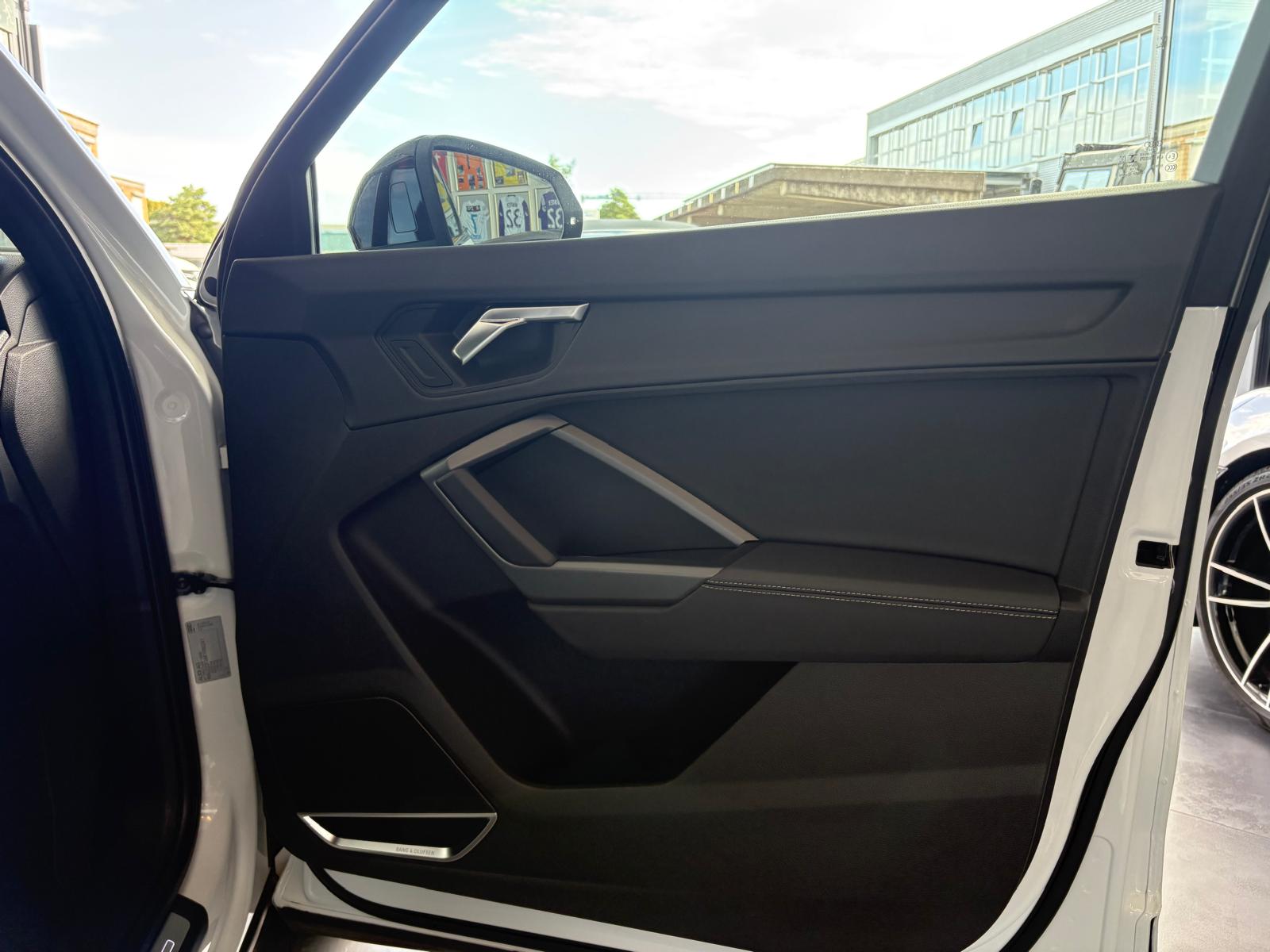 AUDI Q3 2.0 40 TFSI S line quattro S-Tronic-image-15