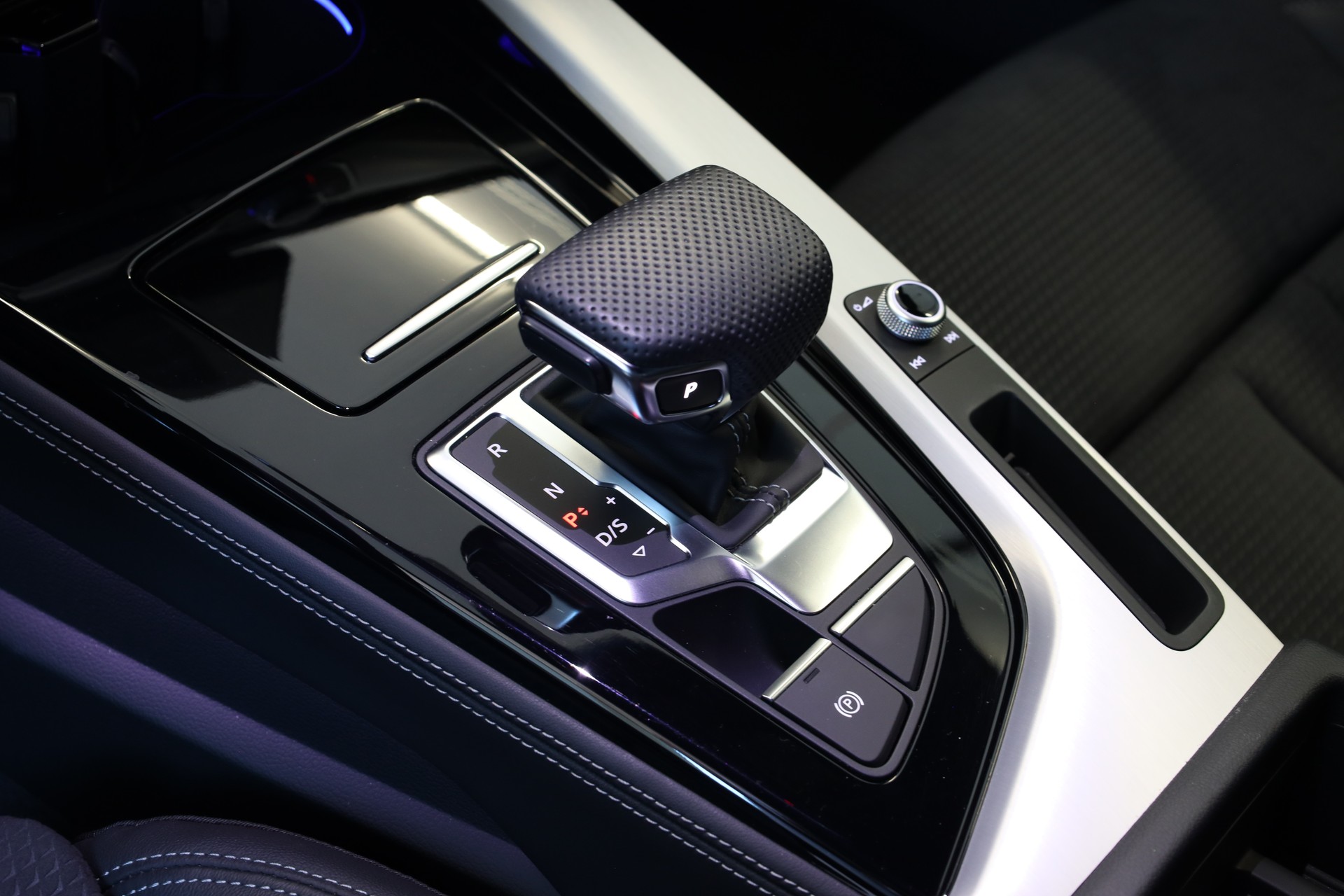 AUDI A4 Avant 45 TFSI S line S-tronic quattro-image-8