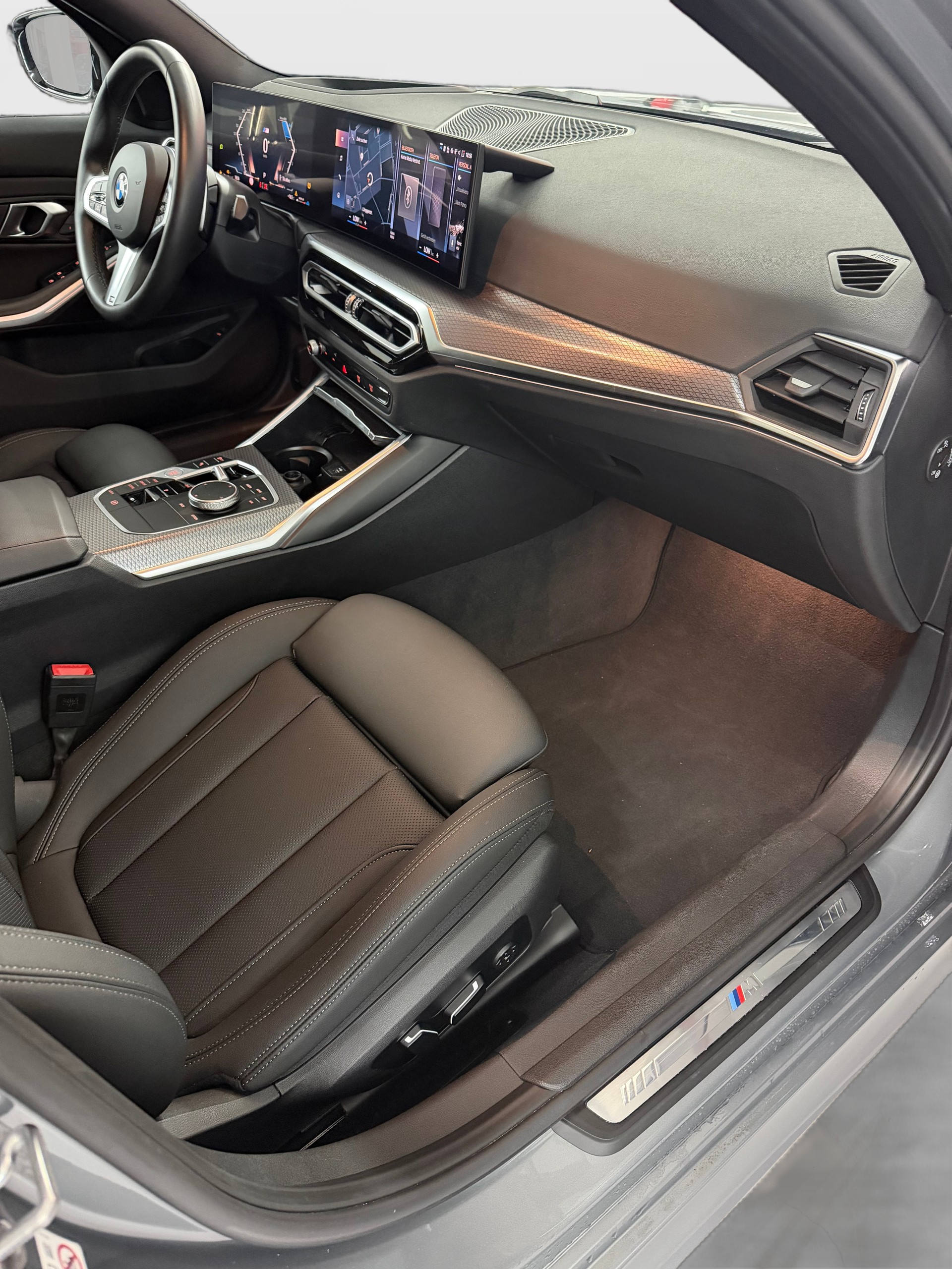 BMW 320d xDrive 48V Touring Steptronic M Sport-image-12