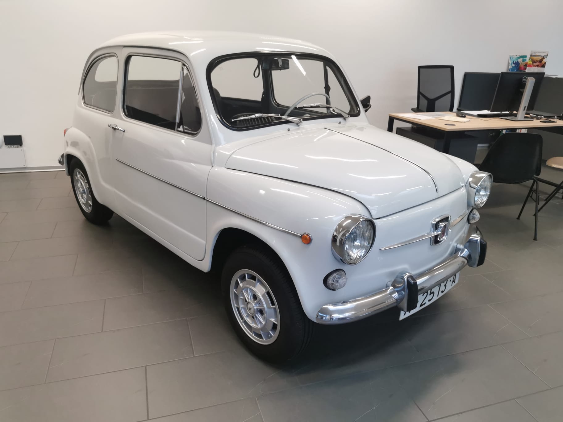 SEAT 600E-image-1