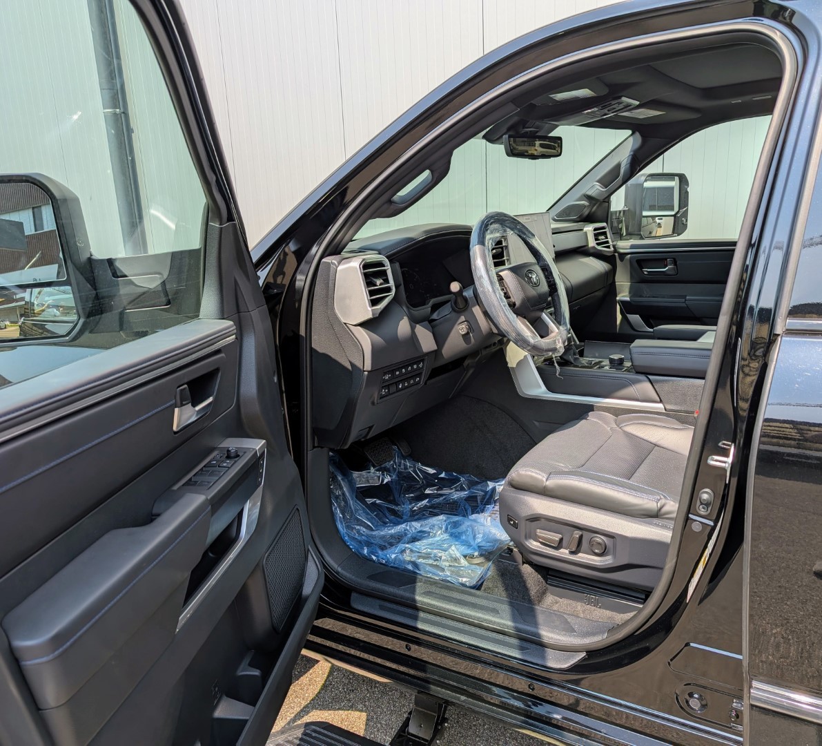 TOYOTA SEQUOIA Platinum Hybrid 4WD 2025-showroom-element-1