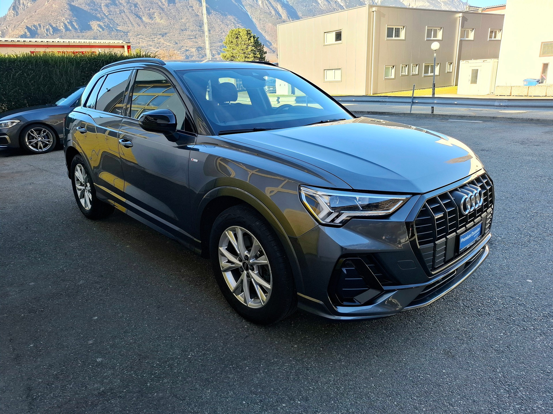 AUDI Q3 40 TDI S line quattro S-tronic-image-3