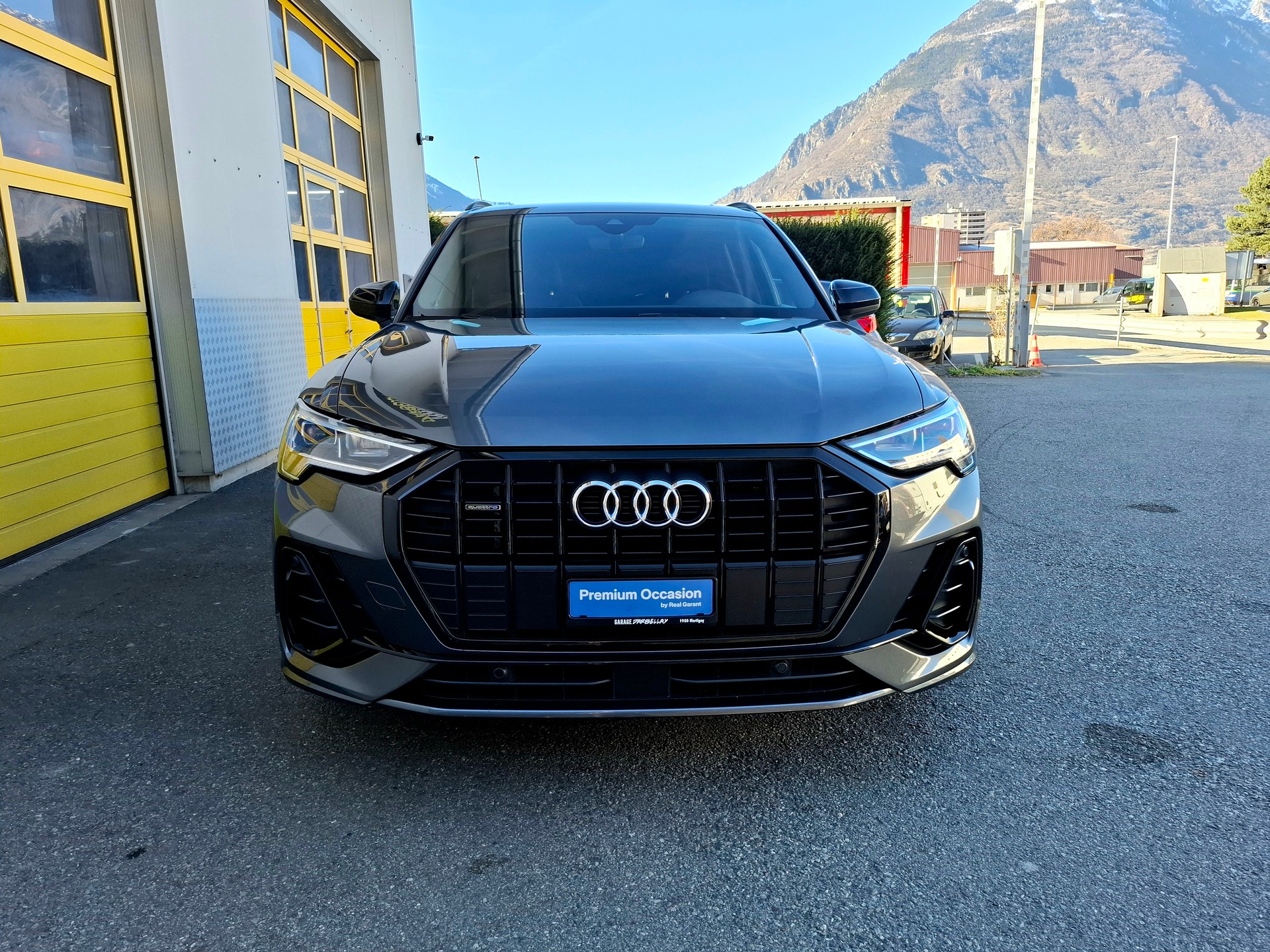AUDI Q3 40 TDI S line quattro S-tronic-image-2
