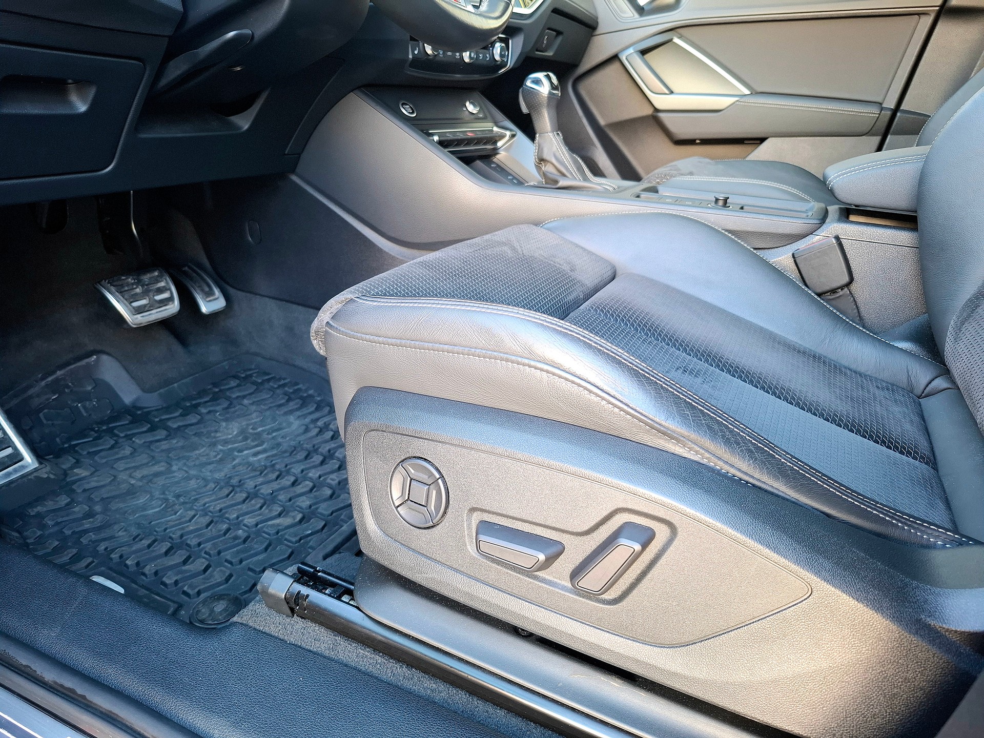 AUDI Q3 40 TDI S line quattro S-tronic-image-15