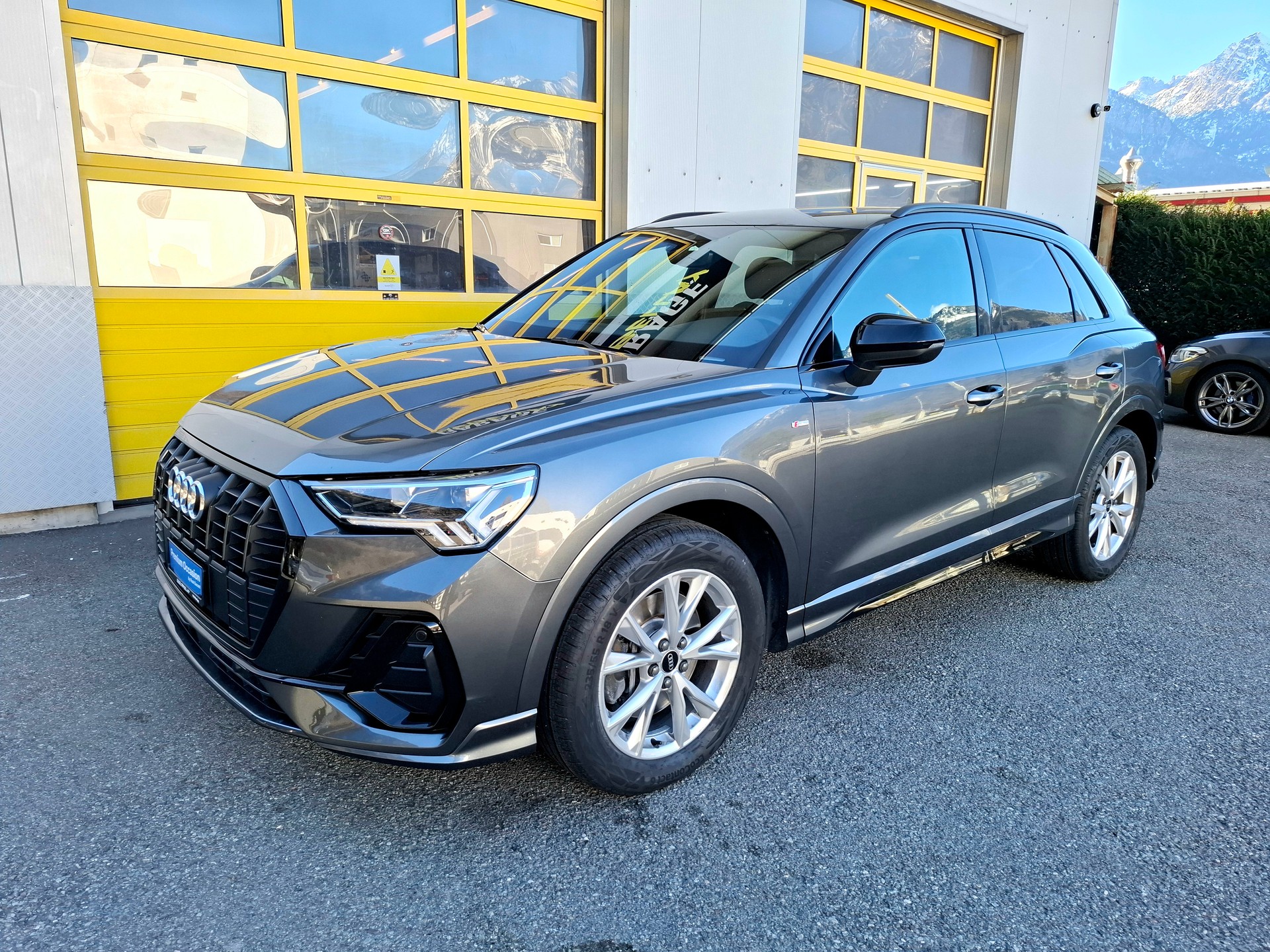AUDI Q3 40 TDI S line quattro S-tronic-image-1