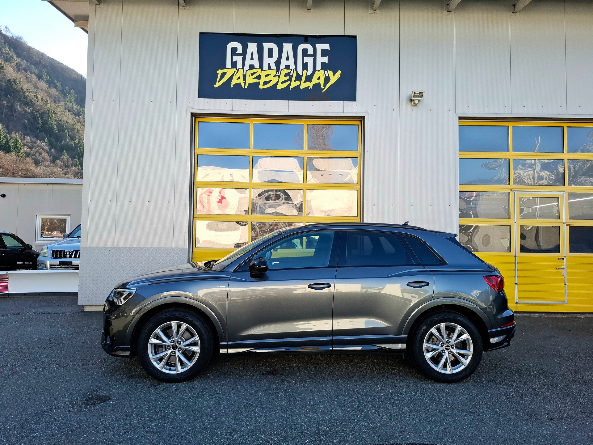 AUDI Q3 40 TDI S line quattro S-tronic-image-8