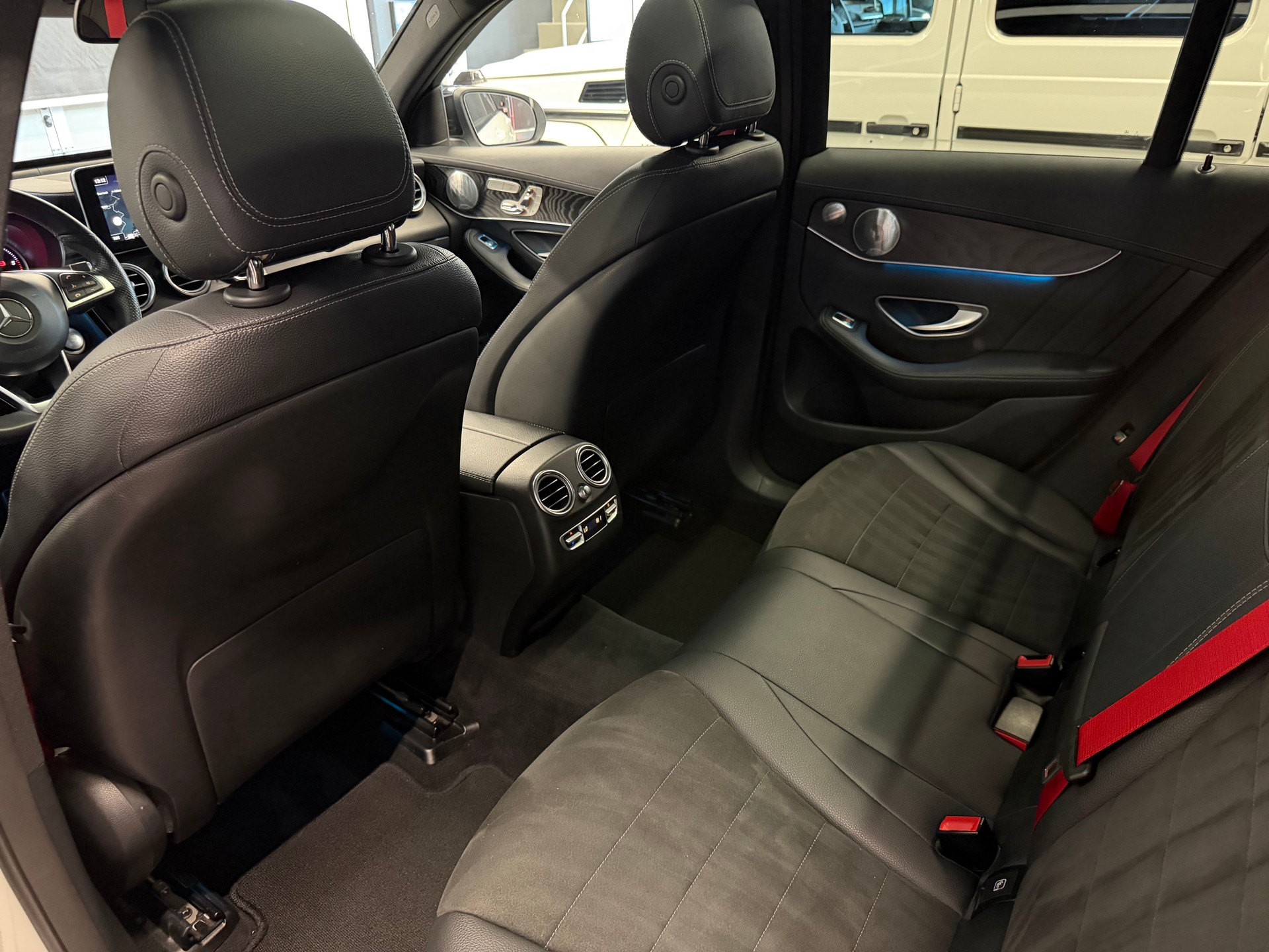 MERCEDES-BENZ GLC 350 d AMG Line 4Matic 9G-Tronic-image-25