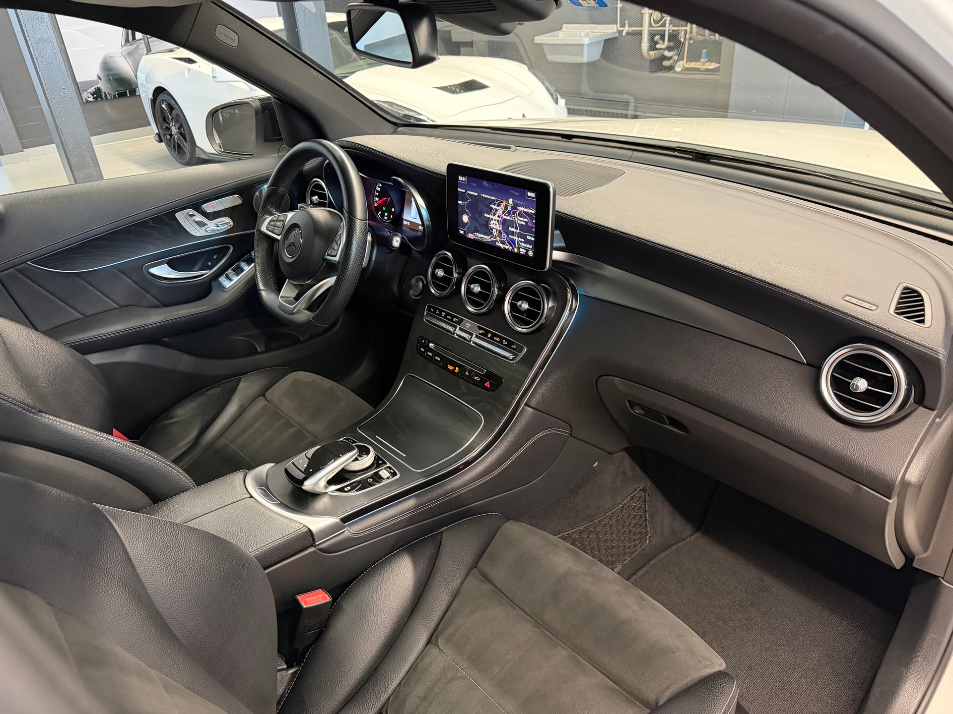 MERCEDES-BENZ GLC 350 d AMG Line 4Matic 9G-Tronic-image-12