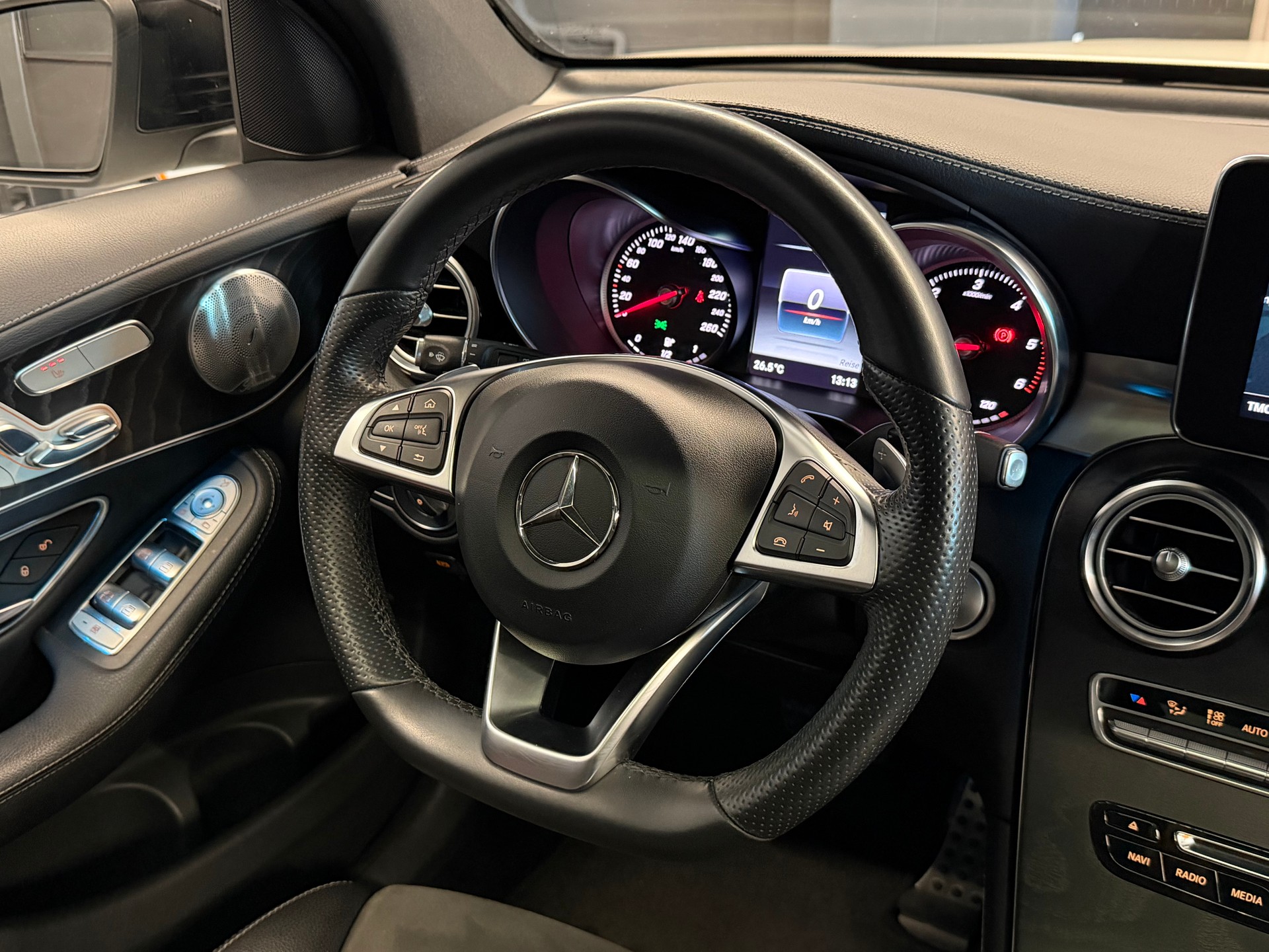 MERCEDES-BENZ GLC 350 d AMG Line 4Matic 9G-Tronic-image-22