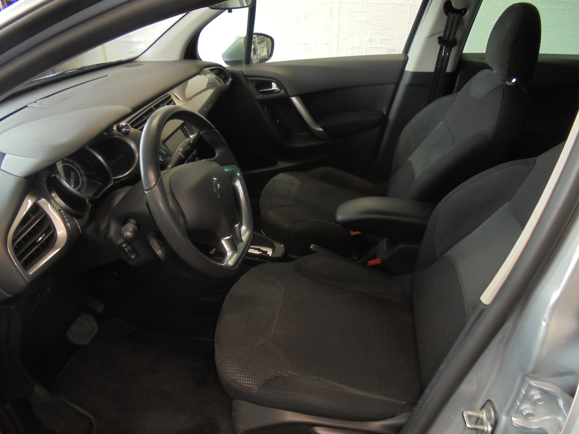 CITROEN C3 1.6i 16V Exclusive Automatic-image-4