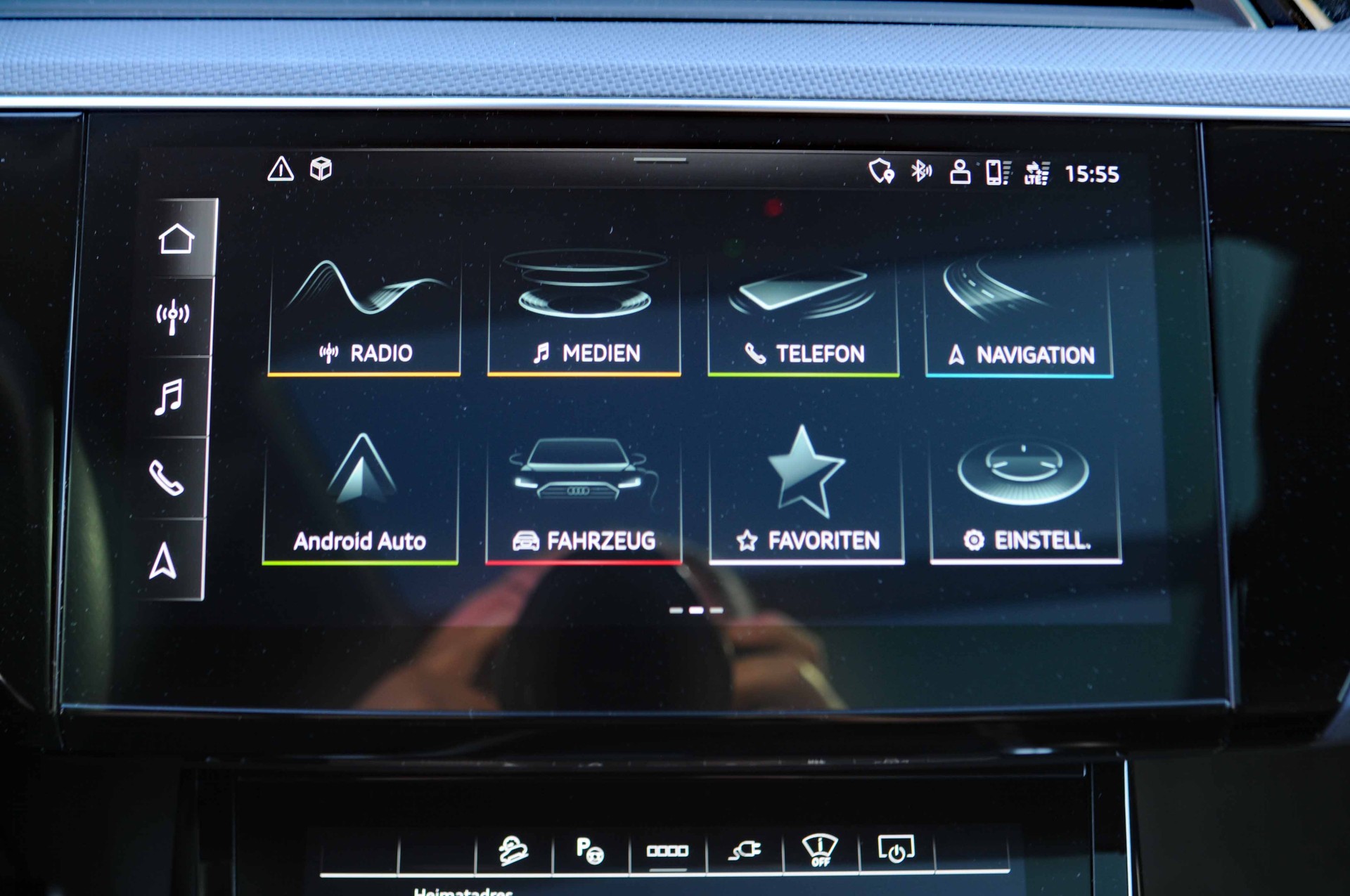 AUDI Q8 55 e-tron S line quattro-image-23
