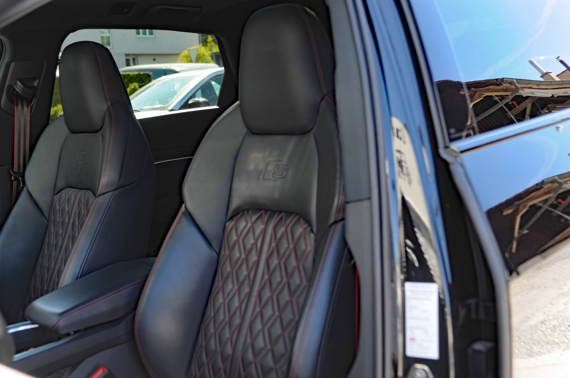 AUDI Q8 55 e-tron S line quattro-image-15