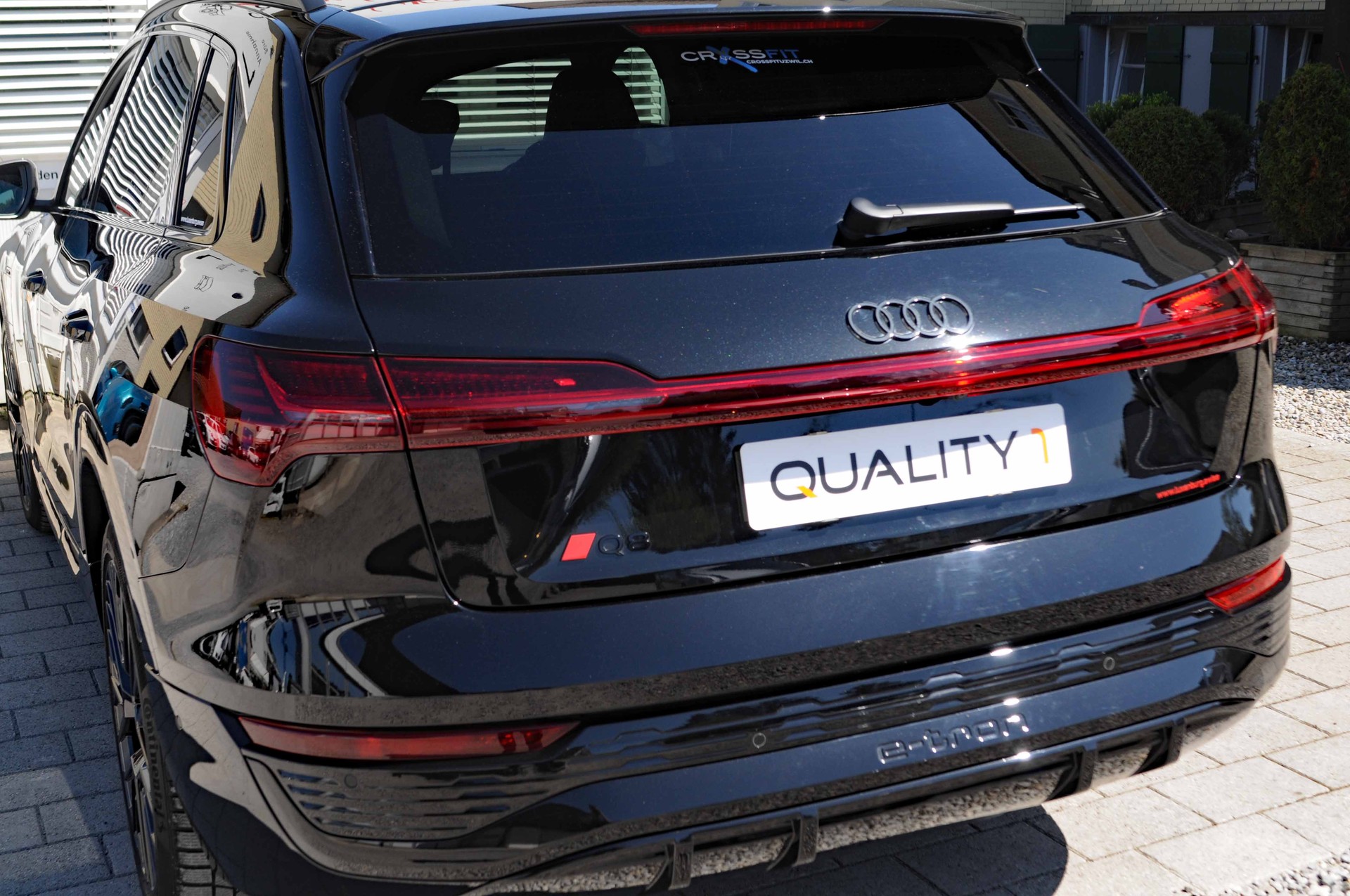 AUDI Q8 55 e-tron S line quattro-image-9