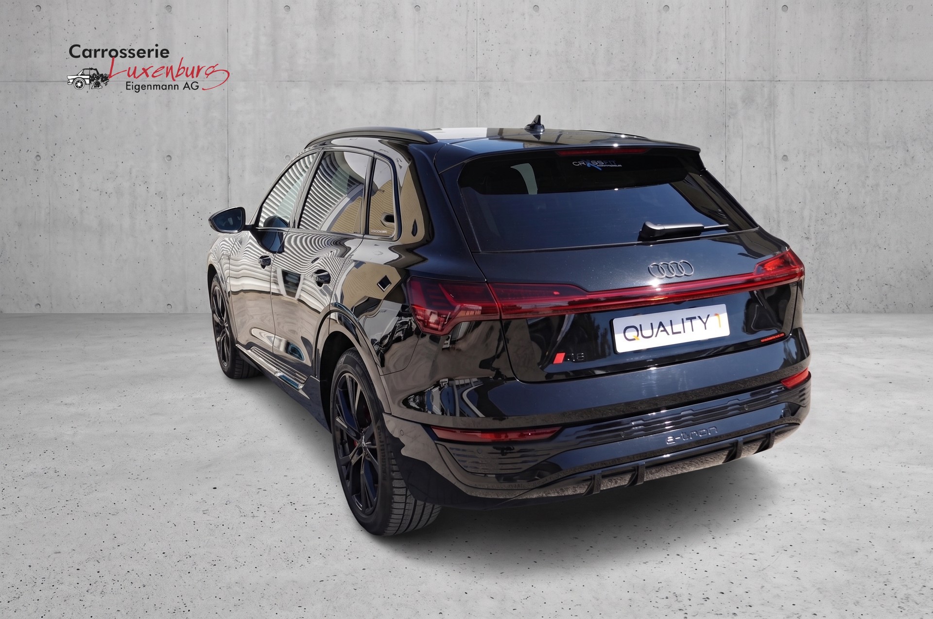 AUDI Q8 55 e-tron S line quattro-image-4