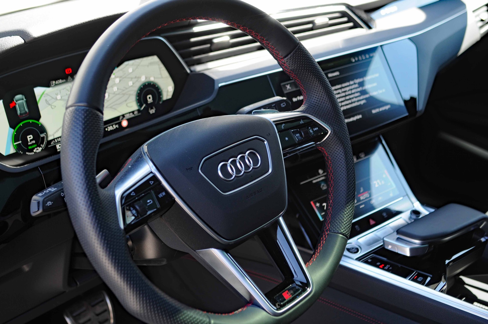 AUDI Q8 55 e-tron S line quattro-image-16