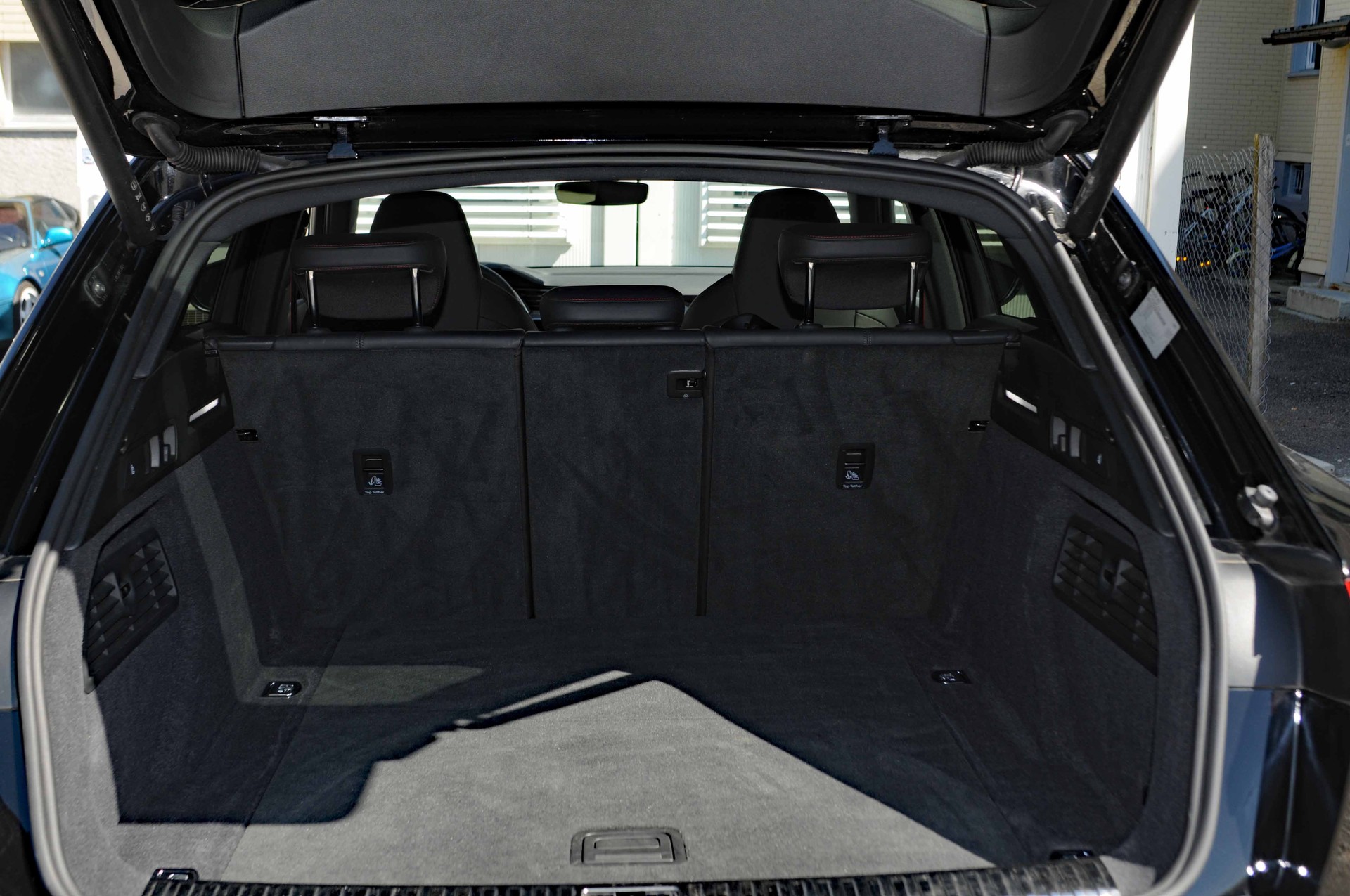 AUDI Q8 55 e-tron S line quattro-image-10