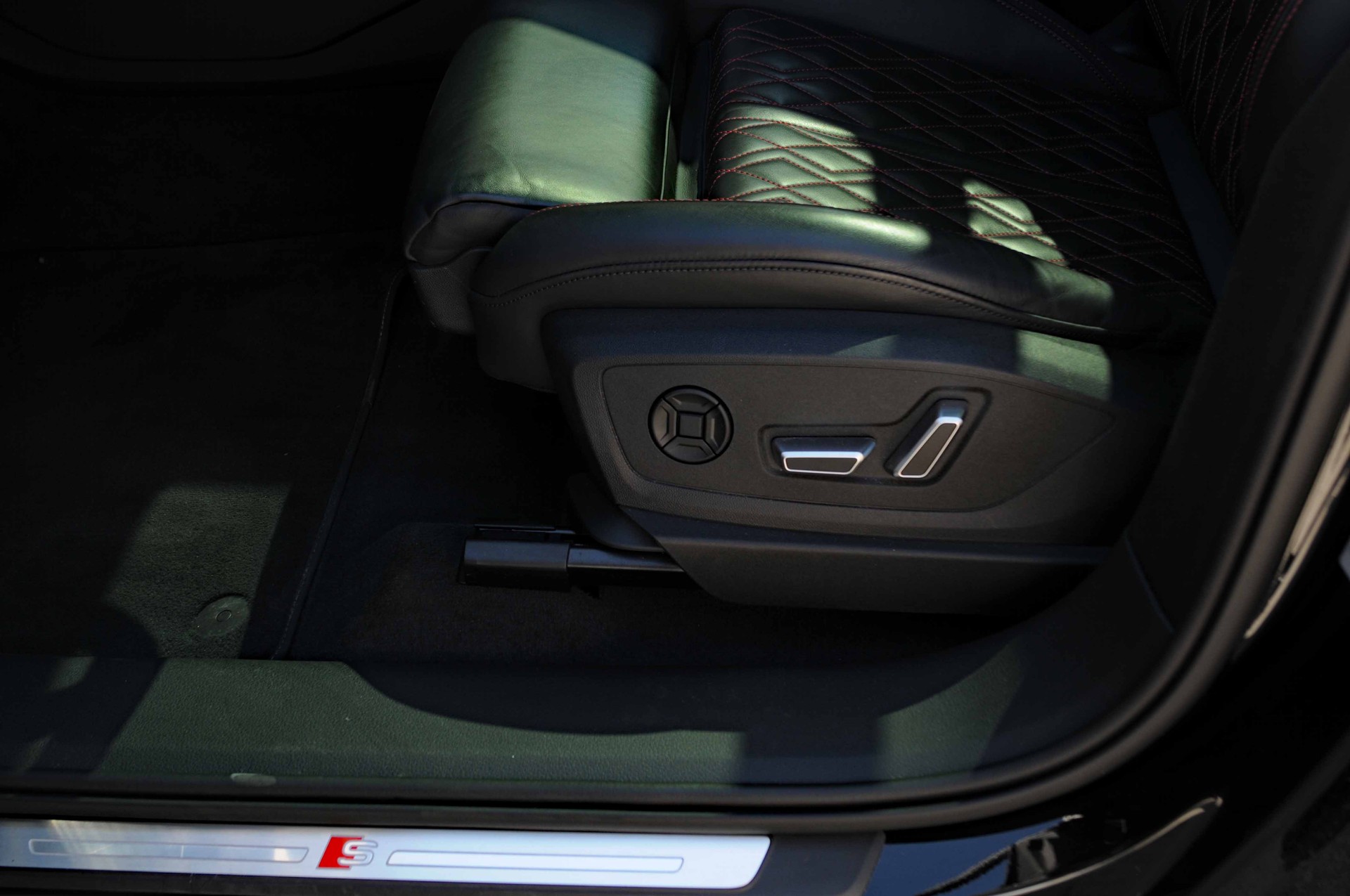 AUDI Q8 55 e-tron S line quattro-image-14