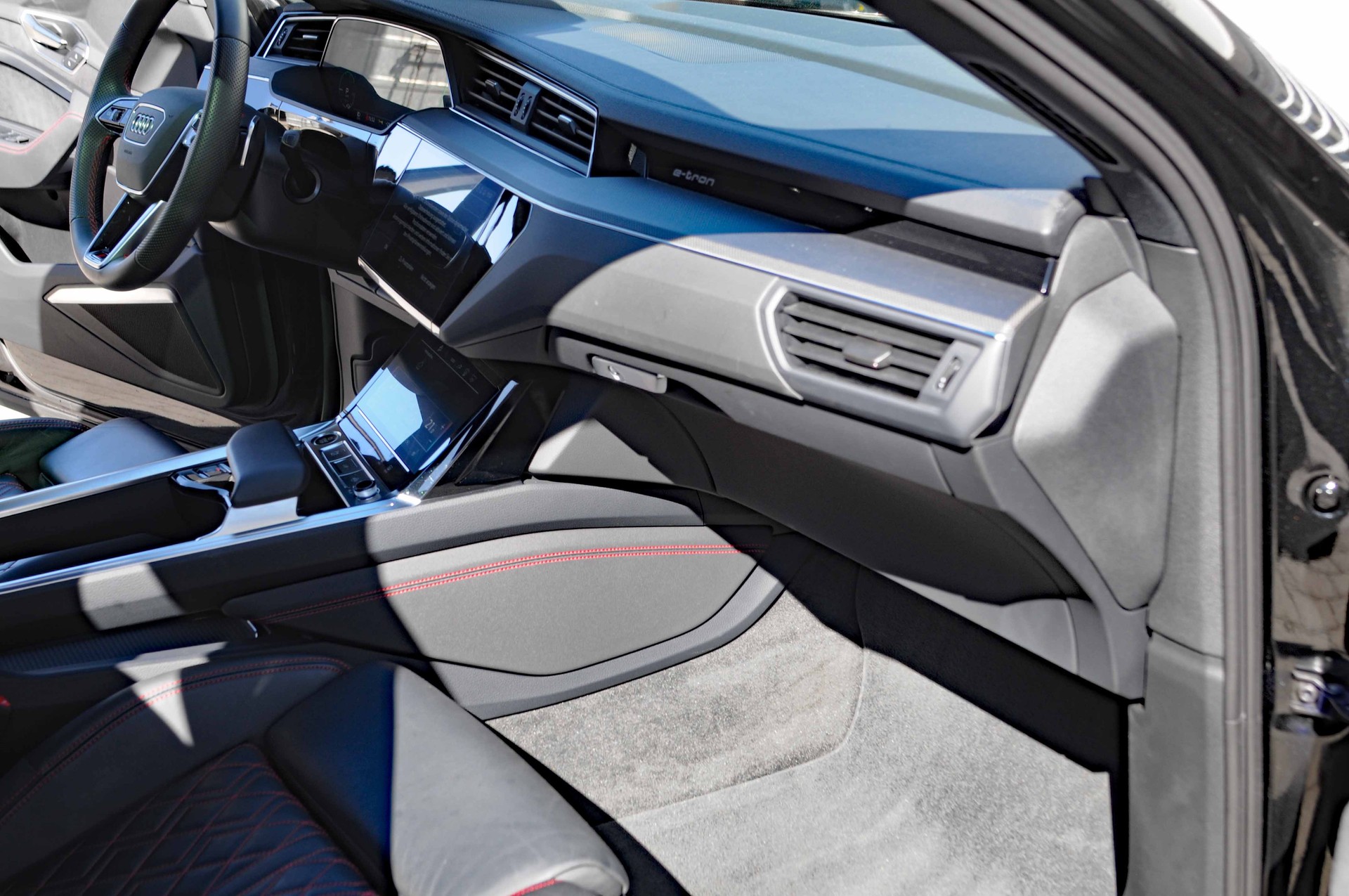 AUDI Q8 55 e-tron S line quattro-image-18