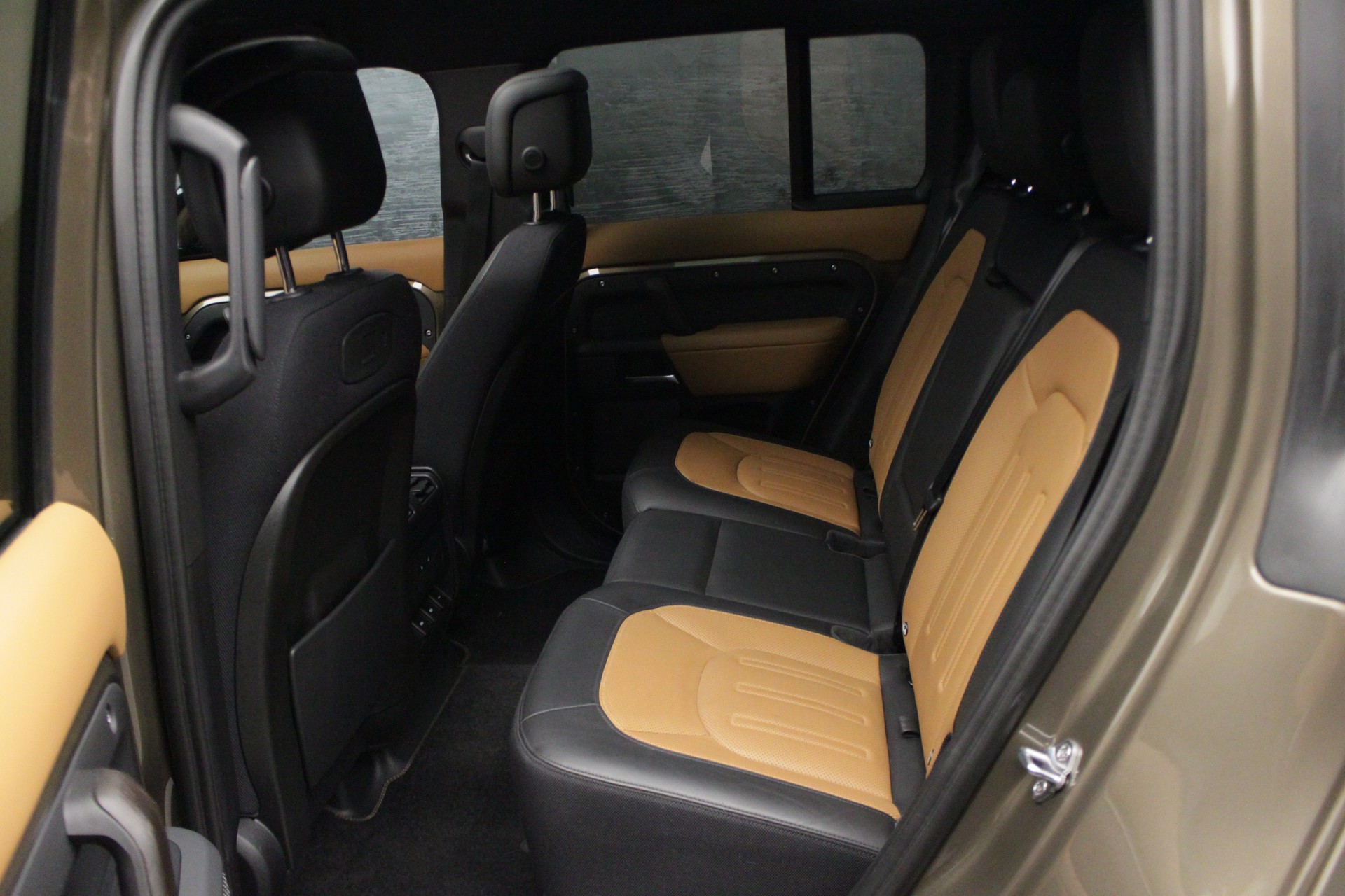 LAND ROVER Defender 110 P400 I6 X 3.0 AT8-image-18