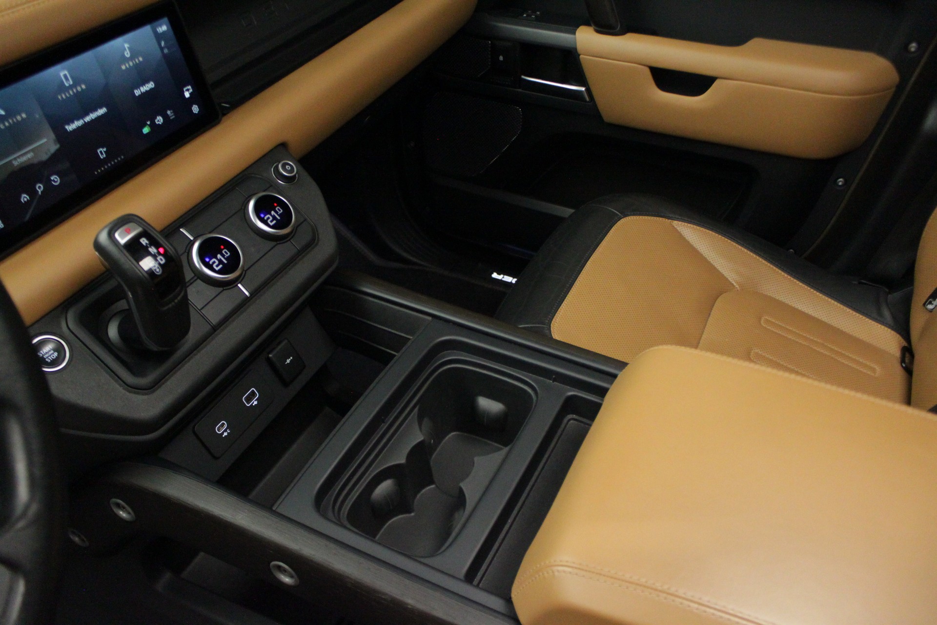 LAND ROVER Defender 110 P400 I6 X 3.0 AT8-image-21