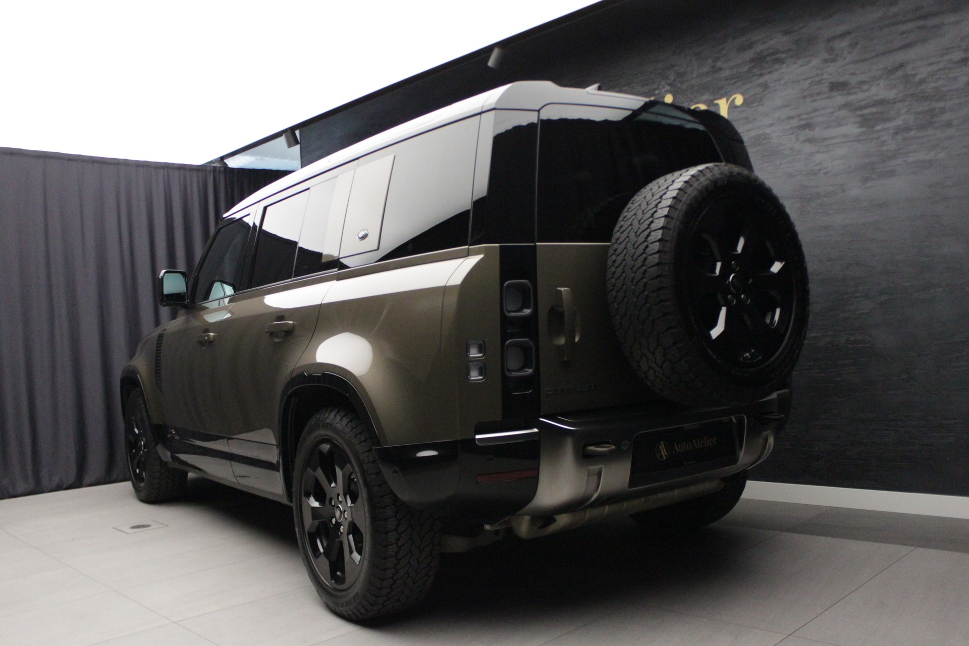 LAND ROVER Defender 110 P400 I6 X 3.0 AT8-image-9