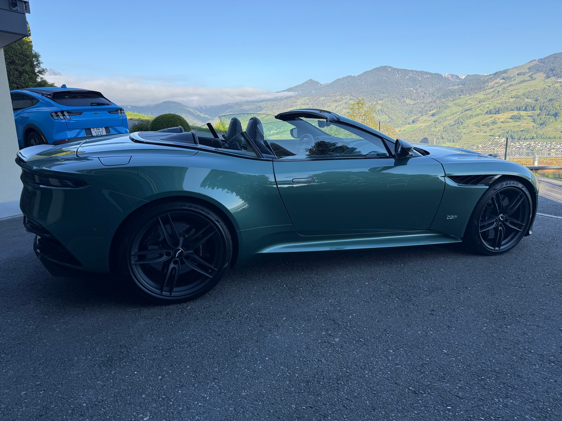 ASTON MARTIN DBS Superleggera Volante-image-2