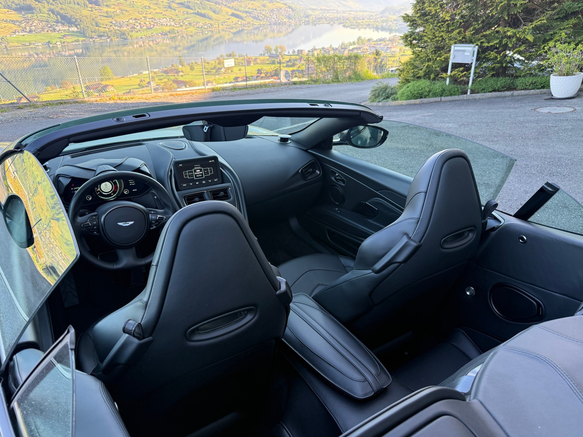 ASTON MARTIN DBS Superleggera Volante-image-4
