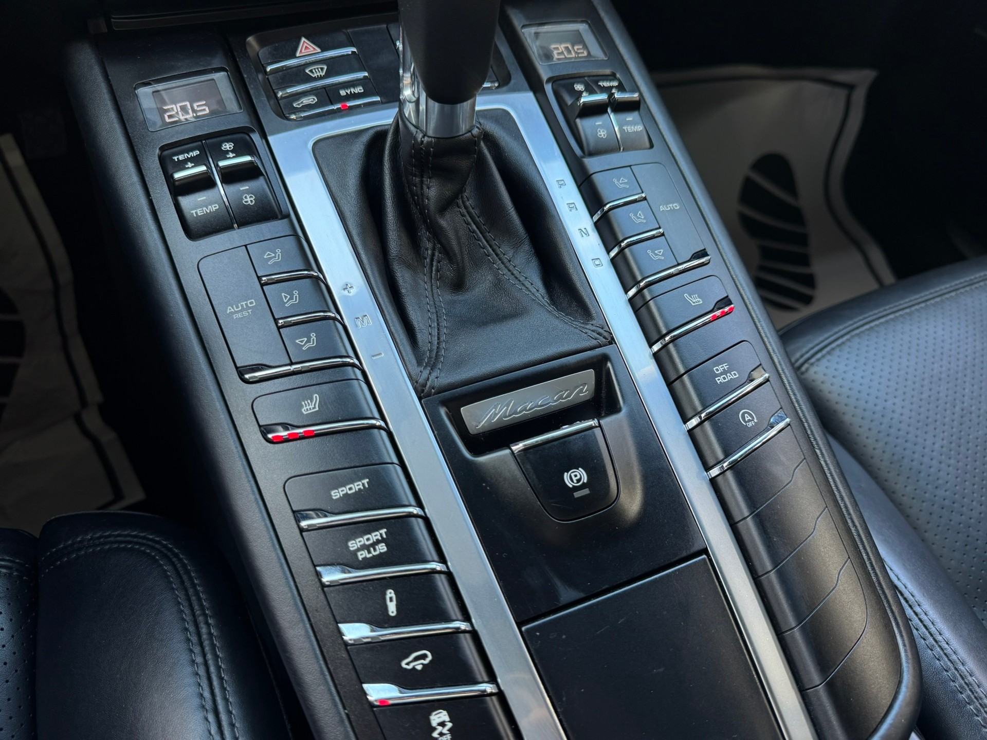 PORSCHE Macan Turbo PDK * Sport Chrono *-image-15