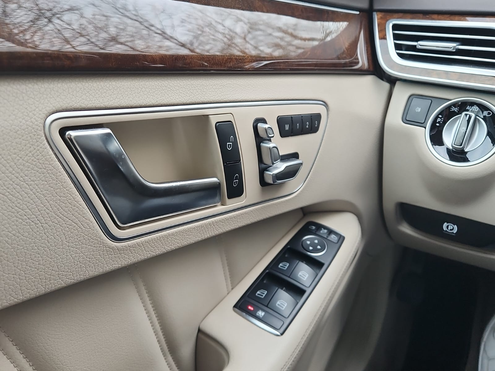 MERCEDES-BENZ E 500 Avantgarde 4Matic 7G-Tronic-image-12