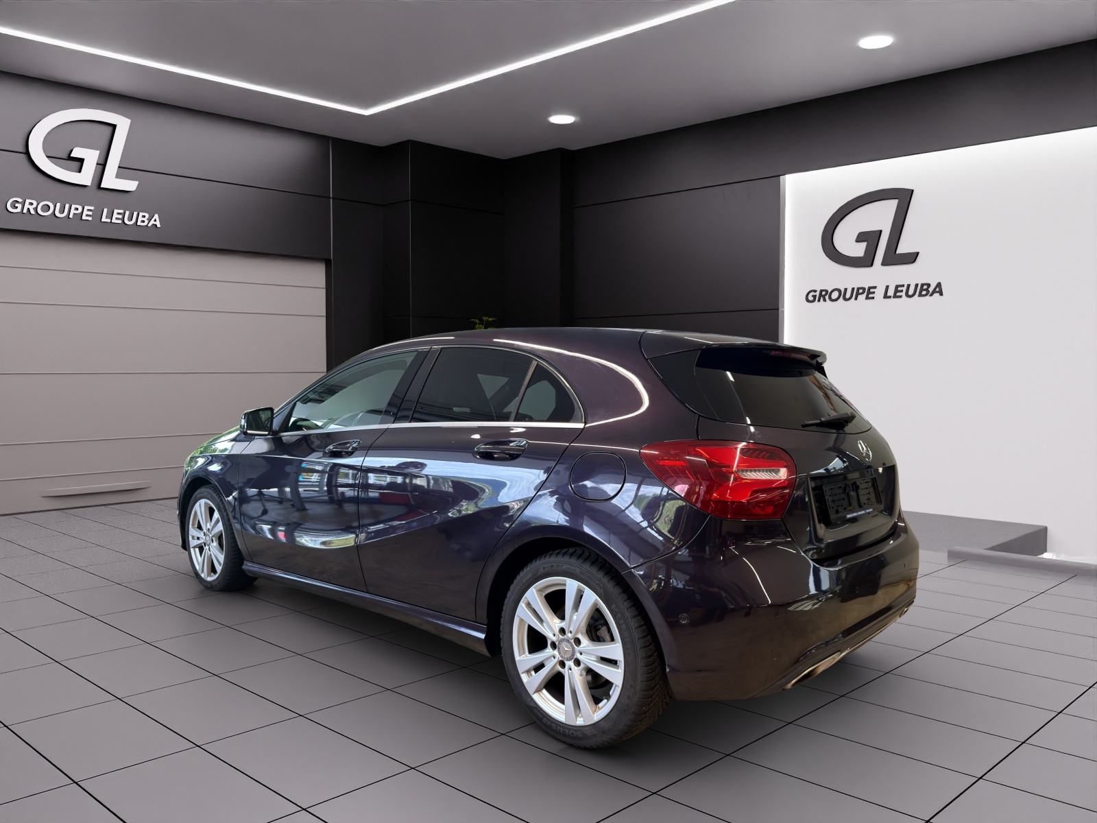 MERCEDES-BENZ A 200-showroom-element-3