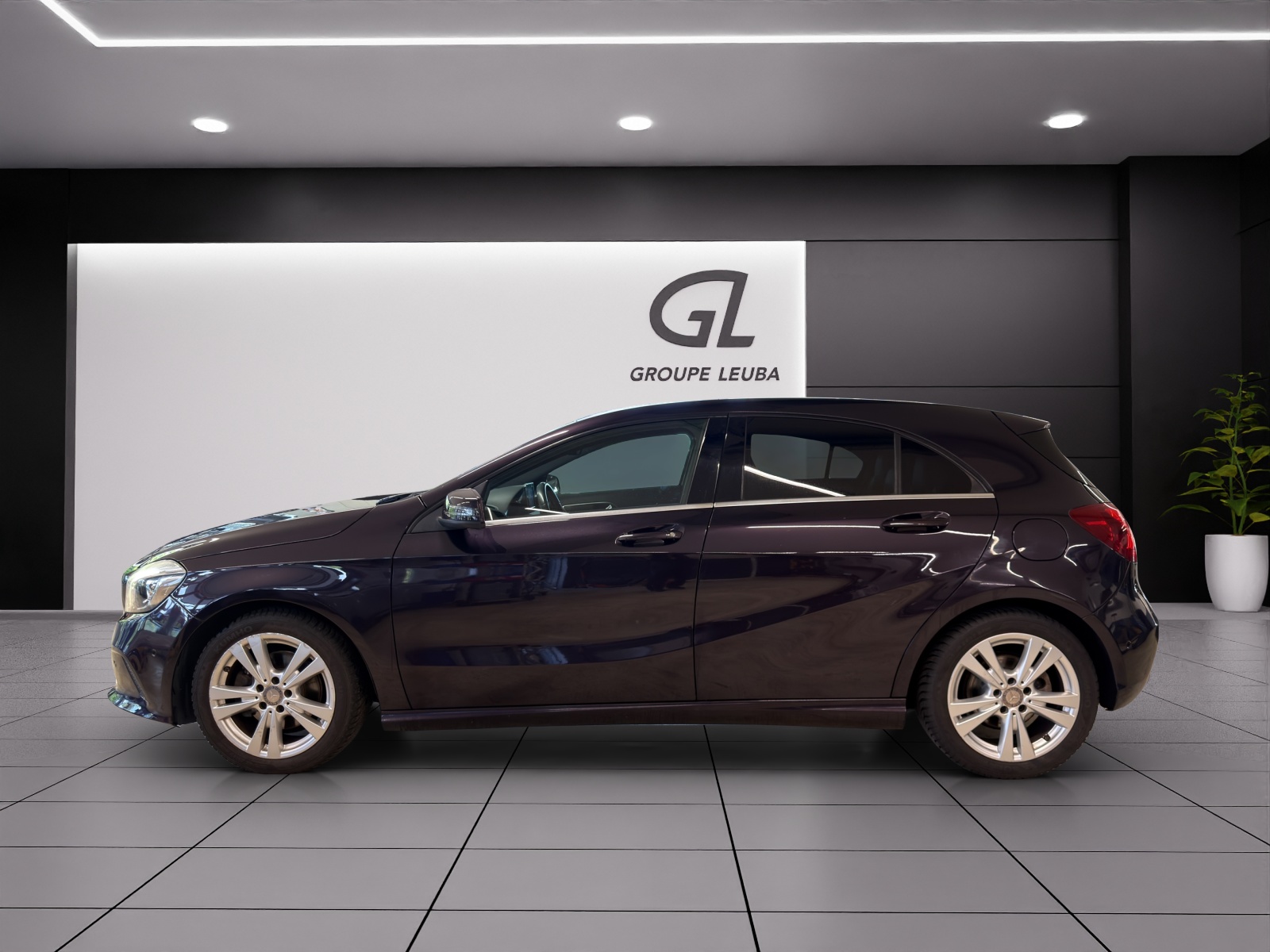 MERCEDES-BENZ A 200-showroom-element-2