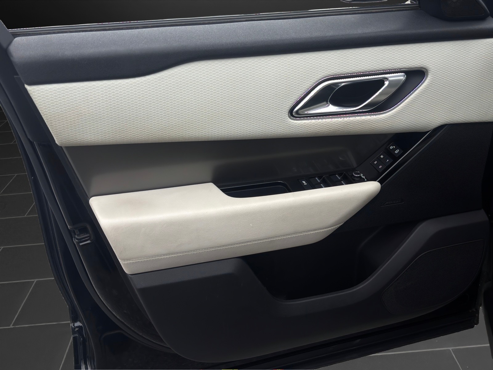 LAND ROVER Range Rover Velar R-Dynamic P 380 SE Automatic mit 380 PS-image-14